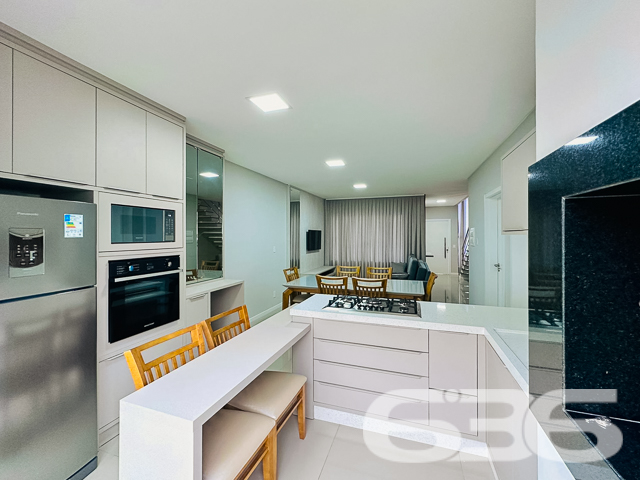 Apresentamos a você um residencial geminado tipo sobrado, recém-construído, situado no bairro Armação, na cidade de Penha, SC. Este imóvel combina sofisticação e localização estratégica, estando a apenas 150 metros da praia, oferecendo um estilo de vida exclusivo e confortável.
O design moderno é complementado por móveis planejados de alta qualidade, que estão incluídos na oferta. O sobrado é caracterizado por sua funcionalidade e elegância, com acabamentos de primeira linha que garantem beleza e durabilidade.
No térreo, encontramos uma ampla sala de estar, integrada a uma cozinha moderna, que inclui uma copa e cozinha conjugadas, criando um ambiente aconchegante e ideal para momentos em família. A área de festas, com churrasqueira e vista para o jardim de inverno, oferece um espaço perfeito para entretenimento e relaxamento.
O imóvel possui duas garagens, uma coberta e outra descoberta, garantindo comodidade para seus veículos. A residência também inclui um portão eletrônico, interfone e um sistema de alarme, proporcionando segurança e privacidade.
A área íntima, localizada no piso superior, é composta por dois dormitórios, incluindo uma suíte master com sacada, oferecendo uma vista tranquila do bairro. Os três banheiros são equipados com materiais de qualidade, destacando-se por seu design contemporâneo.
Esta residência é ideal para aqueles que valorizam a proximidade com a natureza e a tranquilidade, estando perto de escolas, serviços públicos essenciais e vias de acesso. Além disso, a estrutura permite a presença de animais de estimação, garantindo que toda a família possa desfrutar deste lar.
Venha descobrir o equilíbrio perfeito entre conforto, segurança e luxo neste imóvel de alto padrão. A 636 Negócios Imobiliários está pronta para lhe auxiliar na realização do seu sonho. Visite-nos e sinta o prazer de estar tão perto do paraíso que é a praia, num lar que é um verdadeiro refúgio de paz e sofisticação.
636 NEGÓCIOS IMOBILIÁRIOS: A SUA MELHOR ESCOLHA
Com mais de 30 anos de experiência, a 636 Negócios Imobiliários é sua parceira ideal para encontrar o imóvel perfeito. Estamos prontos para ajudá-lo a fazer deste imóvel o seu novo lar.
Telefone: (47) 3451-0636
WhatsApp: (47) 99190-0636
Não perca esta oportunidade única. Visite nosso site para mais informações: i636.com.br