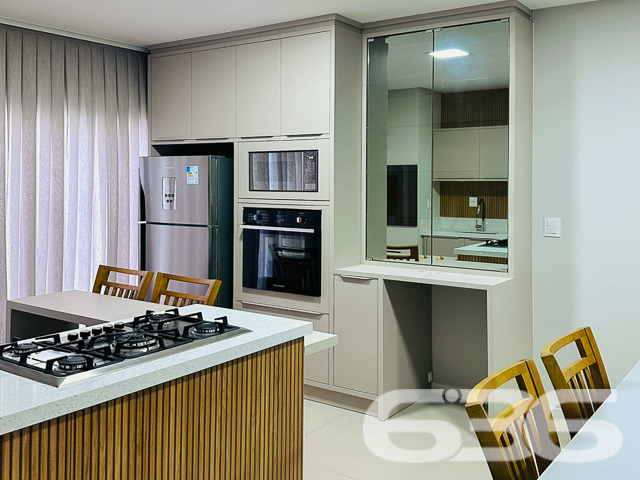 Apresentamos a você um residencial geminado tipo sobrado, recém-construído, situado no bairro Armação, na cidade de Penha, SC. Este imóvel combina sofisticação e localização estratégica, estando a apenas 150 metros da praia, oferecendo um estilo de vida exclusivo e confortável.
O design moderno é complementado por móveis planejados de alta qualidade, que estão incluídos na oferta. O sobrado é caracterizado por sua funcionalidade e elegância, com acabamentos de primeira linha que garantem beleza e durabilidade.
No térreo, encontramos uma ampla sala de estar, integrada a uma cozinha moderna, que inclui uma copa e cozinha conjugadas, criando um ambiente aconchegante e ideal para momentos em família. A área de festas, com churrasqueira e vista para o jardim de inverno, oferece um espaço perfeito para entretenimento e relaxamento.
O imóvel possui duas garagens, uma coberta e outra descoberta, garantindo comodidade para seus veículos. A residência também inclui um portão eletrônico, interfone e um sistema de alarme, proporcionando segurança e privacidade.
A área íntima, localizada no piso superior, é composta por dois dormitórios, incluindo uma suíte master com sacada, oferecendo uma vista tranquila do bairro. Os três banheiros são equipados com materiais de qualidade, destacando-se por seu design contemporâneo.
Esta residência é ideal para aqueles que valorizam a proximidade com a natureza e a tranquilidade, estando perto de escolas, serviços públicos essenciais e vias de acesso. Além disso, a estrutura permite a presença de animais de estimação, garantindo que toda a família possa desfrutar deste lar.
Venha descobrir o equilíbrio perfeito entre conforto, segurança e luxo neste imóvel de alto padrão. A 636 Negócios Imobiliários está pronta para lhe auxiliar na realização do seu sonho. Visite-nos e sinta o prazer de estar tão perto do paraíso que é a praia, num lar que é um verdadeiro refúgio de paz e sofisticação.
636 NEGÓCIOS IMOBILIÁRIOS: A SUA MELHOR ESCOLHA
Com mais de 30 anos de experiência, a 636 Negócios Imobiliários é sua parceira ideal para encontrar o imóvel perfeito. Estamos prontos para ajudá-lo a fazer deste imóvel o seu novo lar.
Telefone: (47) 3451-0636
WhatsApp: (47) 99190-0636
Não perca esta oportunidade única. Visite nosso site para mais informações: i636.com.br