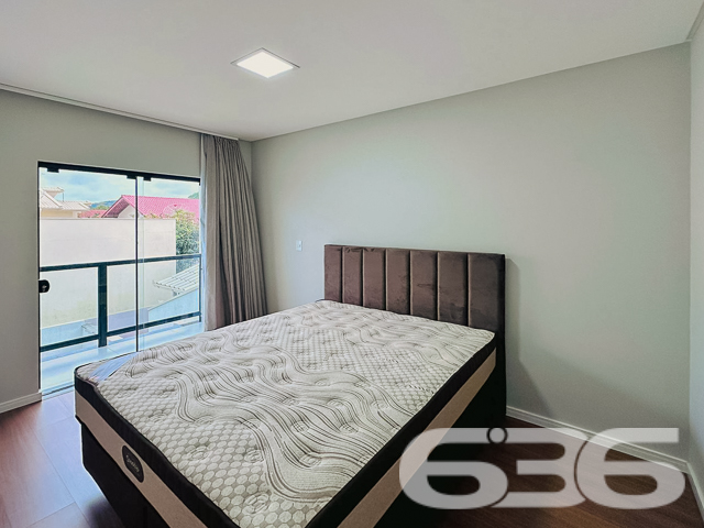 Apresentamos a você um residencial geminado tipo sobrado, recém-construído, situado no bairro Armação, na cidade de Penha, SC. Este imóvel combina sofisticação e localização estratégica, estando a apenas 150 metros da praia, oferecendo um estilo de vida exclusivo e confortável.
O design moderno é complementado por móveis planejados de alta qualidade, que estão incluídos na oferta. O sobrado é caracterizado por sua funcionalidade e elegância, com acabamentos de primeira linha que garantem beleza e durabilidade.
No térreo, encontramos uma ampla sala de estar, integrada a uma cozinha moderna, que inclui uma copa e cozinha conjugadas, criando um ambiente aconchegante e ideal para momentos em família. A área de festas, com churrasqueira e vista para o jardim de inverno, oferece um espaço perfeito para entretenimento e relaxamento.
O imóvel possui duas garagens, uma coberta e outra descoberta, garantindo comodidade para seus veículos. A residência também inclui um portão eletrônico, interfone e um sistema de alarme, proporcionando segurança e privacidade.
A área íntima, localizada no piso superior, é composta por dois dormitórios, incluindo uma suíte master com sacada, oferecendo uma vista tranquila do bairro. Os três banheiros são equipados com materiais de qualidade, destacando-se por seu design contemporâneo.
Esta residência é ideal para aqueles que valorizam a proximidade com a natureza e a tranquilidade, estando perto de escolas, serviços públicos essenciais e vias de acesso. Além disso, a estrutura permite a presença de animais de estimação, garantindo que toda a família possa desfrutar deste lar.
Venha descobrir o equilíbrio perfeito entre conforto, segurança e luxo neste imóvel de alto padrão. A 636 Negócios Imobiliários está pronta para lhe auxiliar na realização do seu sonho. Visite-nos e sinta o prazer de estar tão perto do paraíso que é a praia, num lar que é um verdadeiro refúgio de paz e sofisticação.
636 NEGÓCIOS IMOBILIÁRIOS: A SUA MELHOR ESCOLHA
Com mais de 30 anos de experiência, a 636 Negócios Imobiliários é sua parceira ideal para encontrar o imóvel perfeito. Estamos prontos para ajudá-lo a fazer deste imóvel o seu novo lar.
Telefone: (47) 3451-0636
WhatsApp: (47) 99190-0636
Não perca esta oportunidade única. Visite nosso site para mais informações: i636.com.br