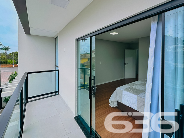 Apresentamos a você um residencial geminado tipo sobrado, recém-construído, situado no bairro Armação, na cidade de Penha, SC. Este imóvel combina sofisticação e localização estratégica, estando a apenas 150 metros da praia, oferecendo um estilo de vida exclusivo e confortável.
O design moderno é complementado por móveis planejados de alta qualidade, que estão incluídos na oferta. O sobrado é caracterizado por sua funcionalidade e elegância, com acabamentos de primeira linha que garantem beleza e durabilidade.
No térreo, encontramos uma ampla sala de estar, integrada a uma cozinha moderna, que inclui uma copa e cozinha conjugadas, criando um ambiente aconchegante e ideal para momentos em família. A área de festas, com churrasqueira e vista para o jardim de inverno, oferece um espaço perfeito para entretenimento e relaxamento.
O imóvel possui duas garagens, uma coberta e outra descoberta, garantindo comodidade para seus veículos. A residência também inclui um portão eletrônico, interfone e um sistema de alarme, proporcionando segurança e privacidade.
A área íntima, localizada no piso superior, é composta por dois dormitórios, incluindo uma suíte master com sacada, oferecendo uma vista tranquila do bairro. Os três banheiros são equipados com materiais de qualidade, destacando-se por seu design contemporâneo.
Esta residência é ideal para aqueles que valorizam a proximidade com a natureza e a tranquilidade, estando perto de escolas, serviços públicos essenciais e vias de acesso. Além disso, a estrutura permite a presença de animais de estimação, garantindo que toda a família possa desfrutar deste lar.
Venha descobrir o equilíbrio perfeito entre conforto, segurança e luxo neste imóvel de alto padrão. A 636 Negócios Imobiliários está pronta para lhe auxiliar na realização do seu sonho. Visite-nos e sinta o prazer de estar tão perto do paraíso que é a praia, num lar que é um verdadeiro refúgio de paz e sofisticação.
636 NEGÓCIOS IMOBILIÁRIOS: A SUA MELHOR ESCOLHA
Com mais de 30 anos de experiência, a 636 Negócios Imobiliários é sua parceira ideal para encontrar o imóvel perfeito. Estamos prontos para ajudá-lo a fazer deste imóvel o seu novo lar.
Telefone: (47) 3451-0636
WhatsApp: (47) 99190-0636
Não perca esta oportunidade única. Visite nosso site para mais informações: i636.com.br