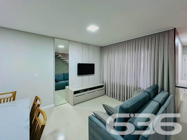 Apresentamos a você um residencial geminado tipo sobrado, recém-construído, situado no bairro Armação, na cidade de Penha, SC. Este imóvel combina sofisticação e localização estratégica, estando a apenas 150 metros da praia, oferecendo um estilo de vida exclusivo e confortável.
O design moderno é complementado por móveis planejados de alta qualidade, que estão incluídos na oferta. O sobrado é caracterizado por sua funcionalidade e elegância, com acabamentos de primeira linha que garantem beleza e durabilidade.
No térreo, encontramos uma ampla sala de estar, integrada a uma cozinha moderna, que inclui uma copa e cozinha conjugadas, criando um ambiente aconchegante e ideal para momentos em família. A área de festas, com churrasqueira e vista para o jardim de inverno, oferece um espaço perfeito para entretenimento e relaxamento.
O imóvel possui duas garagens, uma coberta e outra descoberta, garantindo comodidade para seus veículos. A residência também inclui um portão eletrônico, interfone e um sistema de alarme, proporcionando segurança e privacidade.
A área íntima, localizada no piso superior, é composta por dois dormitórios, incluindo uma suíte master com sacada, oferecendo uma vista tranquila do bairro. Os três banheiros são equipados com materiais de qualidade, destacando-se por seu design contemporâneo.
Esta residência é ideal para aqueles que valorizam a proximidade com a natureza e a tranquilidade, estando perto de escolas, serviços públicos essenciais e vias de acesso. Além disso, a estrutura permite a presença de animais de estimação, garantindo que toda a família possa desfrutar deste lar.
Venha descobrir o equilíbrio perfeito entre conforto, segurança e luxo neste imóvel de alto padrão. A 636 Negócios Imobiliários está pronta para lhe auxiliar na realização do seu sonho. Visite-nos e sinta o prazer de estar tão perto do paraíso que é a praia, num lar que é um verdadeiro refúgio de paz e sofisticação.
636 NEGÓCIOS IMOBILIÁRIOS: A SUA MELHOR ESCOLHA
Com mais de 30 anos de experiência, a 636 Negócios Imobiliários é sua parceira ideal para encontrar o imóvel perfeito. Estamos prontos para ajudá-lo a fazer deste imóvel o seu novo lar.
Telefone: (47) 3451-0636
WhatsApp: (47) 99190-0636
Não perca esta oportunidade única. Visite nosso site para mais informações: i636.com.br