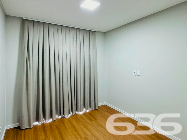 Apresentamos a você um residencial geminado tipo sobrado, recém-construído, situado no bairro Armação, na cidade de Penha, SC. Este imóvel combina sofisticação e localização estratégica, estando a apenas 150 metros da praia, oferecendo um estilo de vida exclusivo e confortável.
O design moderno é complementado por móveis planejados de alta qualidade, que estão incluídos na oferta. O sobrado é caracterizado por sua funcionalidade e elegância, com acabamentos de primeira linha que garantem beleza e durabilidade.
No térreo, encontramos uma ampla sala de estar, integrada a uma cozinha moderna, que inclui uma copa e cozinha conjugadas, criando um ambiente aconchegante e ideal para momentos em família. A área de festas, com churrasqueira e vista para o jardim de inverno, oferece um espaço perfeito para entretenimento e relaxamento.
O imóvel possui duas garagens, uma coberta e outra descoberta, garantindo comodidade para seus veículos. A residência também inclui um portão eletrônico, interfone e um sistema de alarme, proporcionando segurança e privacidade.
A área íntima, localizada no piso superior, é composta por dois dormitórios, incluindo uma suíte master com sacada, oferecendo uma vista tranquila do bairro. Os três banheiros são equipados com materiais de qualidade, destacando-se por seu design contemporâneo.
Esta residência é ideal para aqueles que valorizam a proximidade com a natureza e a tranquilidade, estando perto de escolas, serviços públicos essenciais e vias de acesso. Além disso, a estrutura permite a presença de animais de estimação, garantindo que toda a família possa desfrutar deste lar.
Venha descobrir o equilíbrio perfeito entre conforto, segurança e luxo neste imóvel de alto padrão. A 636 Negócios Imobiliários está pronta para lhe auxiliar na realização do seu sonho. Visite-nos e sinta o prazer de estar tão perto do paraíso que é a praia, num lar que é um verdadeiro refúgio de paz e sofisticação.
636 NEGÓCIOS IMOBILIÁRIOS: A SUA MELHOR ESCOLHA
Com mais de 30 anos de experiência, a 636 Negócios Imobiliários é sua parceira ideal para encontrar o imóvel perfeito. Estamos prontos para ajudá-lo a fazer deste imóvel o seu novo lar.
Telefone: (47) 3451-0636
WhatsApp: (47) 99190-0636
Não perca esta oportunidade única. Visite nosso site para mais informações: i636.com.br