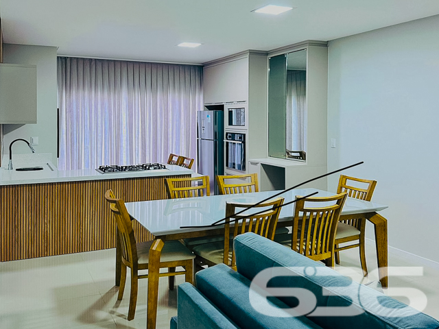 Apresentamos a você um residencial geminado tipo sobrado, recém-construído, situado no bairro Armação, na cidade de Penha, SC. Este imóvel combina sofisticação e localização estratégica, estando a apenas 150 metros da praia, oferecendo um estilo de vida exclusivo e confortável.
O design moderno é complementado por móveis planejados de alta qualidade, que estão incluídos na oferta. O sobrado é caracterizado por sua funcionalidade e elegância, com acabamentos de primeira linha que garantem beleza e durabilidade.
No térreo, encontramos uma ampla sala de estar, integrada a uma cozinha moderna, que inclui uma copa e cozinha conjugadas, criando um ambiente aconchegante e ideal para momentos em família. A área de festas, com churrasqueira e vista para o jardim de inverno, oferece um espaço perfeito para entretenimento e relaxamento.
O imóvel possui duas garagens, uma coberta e outra descoberta, garantindo comodidade para seus veículos. A residência também inclui um portão eletrônico, interfone e um sistema de alarme, proporcionando segurança e privacidade.
A área íntima, localizada no piso superior, é composta por dois dormitórios, incluindo uma suíte master com sacada, oferecendo uma vista tranquila do bairro. Os três banheiros são equipados com materiais de qualidade, destacando-se por seu design contemporâneo.
Esta residência é ideal para aqueles que valorizam a proximidade com a natureza e a tranquilidade, estando perto de escolas, serviços públicos essenciais e vias de acesso. Além disso, a estrutura permite a presença de animais de estimação, garantindo que toda a família possa desfrutar deste lar.
Venha descobrir o equilíbrio perfeito entre conforto, segurança e luxo neste imóvel de alto padrão. A 636 Negócios Imobiliários está pronta para lhe auxiliar na realização do seu sonho. Visite-nos e sinta o prazer de estar tão perto do paraíso que é a praia, num lar que é um verdadeiro refúgio de paz e sofisticação.
636 NEGÓCIOS IMOBILIÁRIOS: A SUA MELHOR ESCOLHA
Com mais de 30 anos de experiência, a 636 Negócios Imobiliários é sua parceira ideal para encontrar o imóvel perfeito. Estamos prontos para ajudá-lo a fazer deste imóvel o seu novo lar.
Telefone: (47) 3451-0636
WhatsApp: (47) 99190-0636
Não perca esta oportunidade única. Visite nosso site para mais informações: i636.com.br