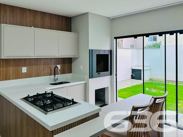 Apresentamos a você um residencial geminado tipo sobrado, recém-construído, situado no bairro Armação, na cidade de Penha, SC. Este imóvel combina sofisticação e localização estratégica, estando a apenas 150 metros da praia, oferecendo um estilo de vida exclusivo e confortável.
O design moderno é complementado por móveis planejados de alta qualidade, que estão incluídos na oferta. O sobrado é caracterizado por sua funcionalidade e elegância, com acabamentos de primeira linha que garantem beleza e durabilidade.
No térreo, encontramos uma ampla sala de estar, integrada a uma cozinha moderna, que inclui uma copa e cozinha conjugadas, criando um ambiente aconchegante e ideal para momentos em família. A área de festas, com churrasqueira e vista para o jardim de inverno, oferece um espaço perfeito para entretenimento e relaxamento.
O imóvel possui duas garagens, uma coberta e outra descoberta, garantindo comodidade para seus veículos. A residência também inclui um portão eletrônico, interfone e um sistema de alarme, proporcionando segurança e privacidade.
A área íntima, localizada no piso superior, é composta por dois dormitórios, incluindo uma suíte master com sacada, oferecendo uma vista tranquila do bairro. Os três banheiros são equipados com materiais de qualidade, destacando-se por seu design contemporâneo.
Esta residência é ideal para aqueles que valorizam a proximidade com a natureza e a tranquilidade, estando perto de escolas, serviços públicos essenciais e vias de acesso. Além disso, a estrutura permite a presença de animais de estimação, garantindo que toda a família possa desfrutar deste lar.
Venha descobrir o equilíbrio perfeito entre conforto, segurança e luxo neste imóvel de alto padrão. A 636 Negócios Imobiliários está pronta para lhe auxiliar na realização do seu sonho. Visite-nos e sinta o prazer de estar tão perto do paraíso que é a praia, num lar que é um verdadeiro refúgio de paz e sofisticação.
636 NEGÓCIOS IMOBILIÁRIOS: A SUA MELHOR ESCOLHA
Com mais de 30 anos de experiência, a 636 Negócios Imobiliários é sua parceira ideal para encontrar o imóvel perfeito. Estamos prontos para ajudá-lo a fazer deste imóvel o seu novo lar.
Telefone: (47) 3451-0636
WhatsApp: (47) 99190-0636
Não perca esta oportunidade única. Visite nosso site para mais informações: i636.com.br