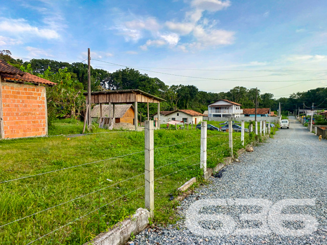 Descubra seu Novo Endereço em Gamboa
Localizado no coração de São Francisco do Sul, em um bairro tranquilo e repleto de natureza, este terreno é a escolha perfeita para quem busca construir um lar dos sonhos ou investir em um imóvel com alto potencial de valorização. Com uma área total de 324 m², este espaço oferece a dimensão e a localização ideais para uma vida confortável e cheia de possibilidades.
Localização: Acesso fácil e rápido, apenas 5km da praia, combinando conveniência com a tranquilidade de estar próximo ao mar.
Este lote não é apenas um espaço, mas um convite para desfrutar do melhor que São Francisco do Sul tem a oferecer. A região é conhecida por seu ambiente amigável e cênico, perfeito para quem deseja fugir da rotina agitada da cidade grande sem abrir mão da comodidade de ter acessos rápidos a serviços e comércios essenciais.
Ideal para:
Famílias que desejam construir um lar personalizado, com espaço amplo para jardim e áreas de lazer.
Investidores que buscam uma oportunidade com excelente retorno potencial, dada a crescente demanda por imóveis na região.
Apreciadores da natureza que sonham em viver em uma área com acesso fácil a praias e paisagens naturais.
636 Negócios Imobiliários: Com mais de 30 anos de experiência no mercado imobiliário, nosso compromisso é oferecer não apenas imóveis, mas soluções de vida que agregam valor e qualidade. Venha conhecer este terreno e descubra as possibilidades que ele pode oferecer para você e sua família.
Agende sua visita e venha ver de perto tudo o que este maravilhoso terreno tem a oferecer. Entre em contato conosco hoje mesmo e dê o primeiro passo para realizar seu sonho imobiliário!
636 NEGÓCIOS IMOBILIÁRIOS: A SUA MELHOR ESCOLHA
Com mais de 30 anos de experiência, a 636 Negócios Imobiliários é sua parceira ideal para encontrar o imóvel perfeito. Estamos prontos para ajudá-lo a fazer deste imóvel o seu novo lar.
Telefone: (47) 3451-0636
WhatsApp: (47) 99190-0636
Não perca esta oportunidade única. Visite nosso site para mais informações: i636.com.br