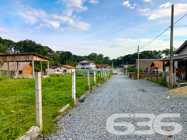 Descubra seu Novo Endereço em Gamboa
Localizado no coração de São Francisco do Sul, em um bairro tranquilo e repleto de natureza, este terreno é a escolha perfeita para quem busca construir um lar dos sonhos ou investir em um imóvel com alto potencial de valorização. Com uma área total de 324 m², este espaço oferece a dimensão e a localização ideais para uma vida confortável e cheia de possibilidades.
Localização: Acesso fácil e rápido, apenas 5km da praia, combinando conveniência com a tranquilidade de estar próximo ao mar.
Este lote não é apenas um espaço, mas um convite para desfrutar do melhor que São Francisco do Sul tem a oferecer. A região é conhecida por seu ambiente amigável e cênico, perfeito para quem deseja fugir da rotina agitada da cidade grande sem abrir mão da comodidade de ter acessos rápidos a serviços e comércios essenciais.
Ideal para:
Famílias que desejam construir um lar personalizado, com espaço amplo para jardim e áreas de lazer.
Investidores que buscam uma oportunidade com excelente retorno potencial, dada a crescente demanda por imóveis na região.
Apreciadores da natureza que sonham em viver em uma área com acesso fácil a praias e paisagens naturais.
636 Negócios Imobiliários: Com mais de 30 anos de experiência no mercado imobiliário, nosso compromisso é oferecer não apenas imóveis, mas soluções de vida que agregam valor e qualidade. Venha conhecer este terreno e descubra as possibilidades que ele pode oferecer para você e sua família.
Agende sua visita e venha ver de perto tudo o que este maravilhoso terreno tem a oferecer. Entre em contato conosco hoje mesmo e dê o primeiro passo para realizar seu sonho imobiliário!
636 NEGÓCIOS IMOBILIÁRIOS: A SUA MELHOR ESCOLHA
Com mais de 30 anos de experiência, a 636 Negócios Imobiliários é sua parceira ideal para encontrar o imóvel perfeito. Estamos prontos para ajudá-lo a fazer deste imóvel o seu novo lar.
Telefone: (47) 3451-0636
WhatsApp: (47) 99190-0636
Não perca esta oportunidade única. Visite nosso site para mais informações: i636.com.br