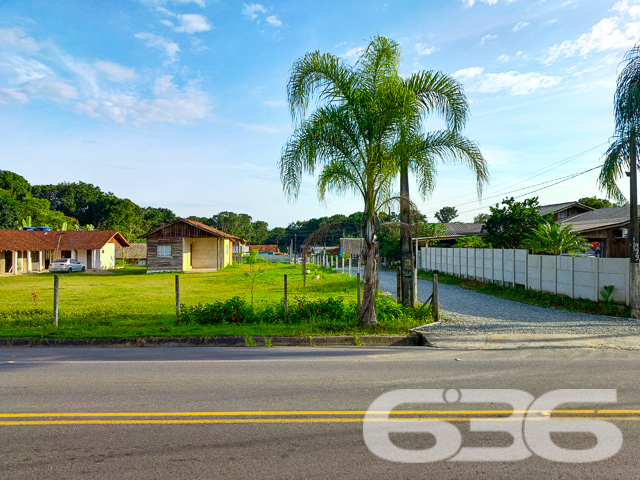 Descubra seu próximo endereço no coração de São Francisco do Sul, SC. Apresentamos um excepcional terreno na região de Gamboa, perfeitamente dimensionado com 342 m², geometria regular, e privilegiada localização de esquina com frente para o Norte, prometendo uma posição solar ideal. O terreno está situado em uma rua pavimentada, garantindo acesso fácil e conveniente.
A região é notável por sua tranquilidade e beleza natural, sendo rodeada por uma vegetação exuberante que traz paz e privacidade. Além disso, a infraestrutura completa com água, energia elétrica e internet de alta velocidade está prontamente disponível, assegurando que todas as suas necessidades sejam atendidas com facilidade.
A localização é estrategicamente vantajosa, estando a apenas 5 km do mar, oferecendo uma fuga rápida para as praias deslumbrantes e a brisa marinha. São Francisco do Sul é conhecida por seu ambiente acolhedor e comunitário, tornando-a ideal para famílias ou para quem busca um retiro tranquilo.
Invista em um pedaço de paraíso onde cada dia promete ser mais encantador que o anterior. Este terreno representa uma oportunidade rara de criar um lar personalizado em um dos destinos mais cobiçados de Santa Catarina. Com a 636 Negócios Imobiliários, você conta com mais de 30 anos de experiência e uma reputação impecável em transações imobiliárias, assegurando um processo de compra transparente e eficiente. Descubra como podemos ajudar a transformar este terreno no cenário dos seus sonhos.
A 636 Negócios Imobiliários é sua parceira de confiança na busca pelo imóvel perfeito, destacando-se pela excelência técnico-jurídica e um atendimento personalizado que entende e respeita seus desejos e necessidades. Agende uma visita e venha conhecer o potencial deste magnífico terreno em São Francisco do Sul. Viva a excelência com 636 Negócios Imobiliários.
636 NEGÓCIOS IMOBILIÁRIOS: A SUA MELHOR ESCOLHA
Com mais de 30 anos de experiência, a 636 Negócios Imobiliários é sua parceira ideal para encontrar o imóvel perfeito. Estamos prontos para ajudá-lo a fazer deste imóvel o seu novo lar.
Telefone: (47) 3451-0636
WhatsApp: (47) 99190-0636
Não perca esta oportunidade única. Visite nosso site para mais informações: i636.com.br