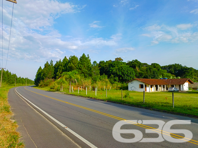 Descubra seu próximo endereço no coração de São Francisco do Sul, SC. Apresentamos um excepcional terreno na região de Gamboa, perfeitamente dimensionado com 342 m², geometria regular, e privilegiada localização de esquina com frente para o Norte, prometendo uma posição solar ideal. O terreno está situado em uma rua pavimentada, garantindo acesso fácil e conveniente.
A região é notável por sua tranquilidade e beleza natural, sendo rodeada por uma vegetação exuberante que traz paz e privacidade. Além disso, a infraestrutura completa com água, energia elétrica e internet de alta velocidade está prontamente disponível, assegurando que todas as suas necessidades sejam atendidas com facilidade.
A localização é estrategicamente vantajosa, estando a apenas 5 km do mar, oferecendo uma fuga rápida para as praias deslumbrantes e a brisa marinha. São Francisco do Sul é conhecida por seu ambiente acolhedor e comunitário, tornando-a ideal para famílias ou para quem busca um retiro tranquilo.
Invista em um pedaço de paraíso onde cada dia promete ser mais encantador que o anterior. Este terreno representa uma oportunidade rara de criar um lar personalizado em um dos destinos mais cobiçados de Santa Catarina. Com a 636 Negócios Imobiliários, você conta com mais de 30 anos de experiência e uma reputação impecável em transações imobiliárias, assegurando um processo de compra transparente e eficiente. Descubra como podemos ajudar a transformar este terreno no cenário dos seus sonhos.
A 636 Negócios Imobiliários é sua parceira de confiança na busca pelo imóvel perfeito, destacando-se pela excelência técnico-jurídica e um atendimento personalizado que entende e respeita seus desejos e necessidades. Agende uma visita e venha conhecer o potencial deste magnífico terreno em São Francisco do Sul. Viva a excelência com 636 Negócios Imobiliários.
636 NEGÓCIOS IMOBILIÁRIOS: A SUA MELHOR ESCOLHA
Com mais de 30 anos de experiência, a 636 Negócios Imobiliários é sua parceira ideal para encontrar o imóvel perfeito. Estamos prontos para ajudá-lo a fazer deste imóvel o seu novo lar.
Telefone: (47) 3451-0636
WhatsApp: (47) 99190-0636
Não perca esta oportunidade única. Visite nosso site para mais informações: i636.com.br