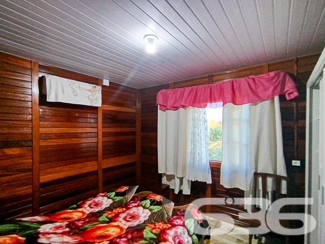 Descubra o equilíbrio perfeito entre conforto e praticidade nesta encantadora propriedade residencial localizada no tranquilo bairro de Ervino, em São Francisco do Sul, SC. Com uma arquitetura que reflete uma combinação harmoniosa de design moderno e toques tradicionais, esta residência é um verdadeiro refúgio para quem busca paz sem abrir mão da conveniência.
Cada detalhe desta propriedade foi cuidadosamente planejado para oferecer conforto e praticidade. A primeira casa, primorosamente desenhada, inclui uma suíte espaçosa e dois quartos adicionais, ideal para famílias. A segunda casa oferece dois quartos acolhedores, perfeita para receber hóspedes ou como investimento para locação.
Ambas as casas dispõem de cozinhas amplas e funcionais, integradas às salas de estar e jantar, criando um ambiente acolhedor para reuniões familiares. Os interiores são marcados por acabamentos de qualidade, com pisos de cerâmica e paredes revestidas em madeira que proporcionam um toque rústico e aconchegante.
Externamente, o imóvel se destaca por suas áreas de lazer e conveniências. São oferecidas três garagens cobertas e seis descobertas, garantindo amplo espaço para veículos. As duas áreas de festa com churrasqueira são perfeitas para entretenimento ao ar livre, complementadas por um jardim encantador que emoldura a propriedade.
Ideal para famílias grandes ou investidores que buscam uma propriedade com potencial de aluguel, esta oferta é uma verdadeira oportunidade em São Francisco do Sul. Permita-se viver com qualidade e tranquilidade, desfrutando de tudo que este esplêndido imóvel tem a oferecer. Venha conhecer e se encantar!
Para mais informações e agendar sua visita, contate a 636 Negócios Imobiliários, sua parceira de confiança com mais de 30 anos de experiência no mercado imobiliário. Valorize seu investimento com quem realmente entende do assunto.
636 NEGÓCIOS IMOBILIÁRIOS: A SUA MELHOR ESCOLHA
Com mais de 30 anos de experiência, a 636 Negócios Imobiliários é sua parceira ideal para encontrar o imóvel perfeito. Estamos prontos para ajudá-lo a fazer deste imóvel o seu novo lar.
Telefone: (47) 3451-0636
WhatsApp: (47) 99190-0636
Não perca esta oportunidade única. Visite nosso site para mais informações: i636.com.br