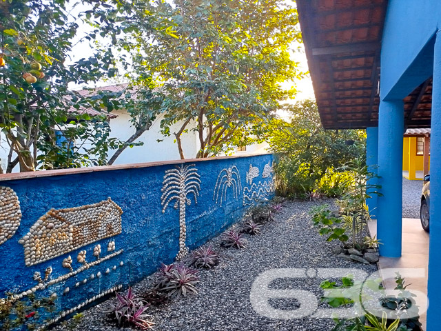 Descubra o equilíbrio perfeito entre conforto e praticidade nesta encantadora propriedade residencial localizada no tranquilo bairro de Ervino, em São Francisco do Sul, SC. Com uma arquitetura que reflete uma combinação harmoniosa de design moderno e toques tradicionais, esta residência é um verdadeiro refúgio para quem busca paz sem abrir mão da conveniência.
Cada detalhe desta propriedade foi cuidadosamente planejado para oferecer conforto e praticidade. A primeira casa, primorosamente desenhada, inclui uma suíte espaçosa e dois quartos adicionais, ideal para famílias. A segunda casa oferece dois quartos acolhedores, perfeita para receber hóspedes ou como investimento para locação.
Ambas as casas dispõem de cozinhas amplas e funcionais, integradas às salas de estar e jantar, criando um ambiente acolhedor para reuniões familiares. Os interiores são marcados por acabamentos de qualidade, com pisos de cerâmica e paredes revestidas em madeira que proporcionam um toque rústico e aconchegante.
Externamente, o imóvel se destaca por suas áreas de lazer e conveniências. São oferecidas três garagens cobertas e seis descobertas, garantindo amplo espaço para veículos. As duas áreas de festa com churrasqueira são perfeitas para entretenimento ao ar livre, complementadas por um jardim encantador que emoldura a propriedade.
Ideal para famílias grandes ou investidores que buscam uma propriedade com potencial de aluguel, esta oferta é uma verdadeira oportunidade em São Francisco do Sul. Permita-se viver com qualidade e tranquilidade, desfrutando de tudo que este esplêndido imóvel tem a oferecer. Venha conhecer e se encantar!
Para mais informações e agendar sua visita, contate a 636 Negócios Imobiliários, sua parceira de confiança com mais de 30 anos de experiência no mercado imobiliário. Valorize seu investimento com quem realmente entende do assunto.
636 NEGÓCIOS IMOBILIÁRIOS: A SUA MELHOR ESCOLHA
Com mais de 30 anos de experiência, a 636 Negócios Imobiliários é sua parceira ideal para encontrar o imóvel perfeito. Estamos prontos para ajudá-lo a fazer deste imóvel o seu novo lar.
Telefone: (47) 3451-0636
WhatsApp: (47) 99190-0636
Não perca esta oportunidade única. Visite nosso site para mais informações: i636.com.br