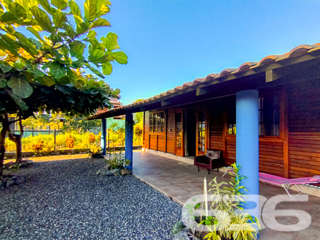 Descubra o equilíbrio perfeito entre conforto e praticidade nesta encantadora propriedade residencial localizada no tranquilo bairro de Ervino, em São Francisco do Sul, SC. Com uma arquitetura que reflete uma combinação harmoniosa de design moderno e toques tradicionais, esta residência é um verdadeiro refúgio para quem busca paz sem abrir mão da conveniência.
Cada detalhe desta propriedade foi cuidadosamente planejado para oferecer conforto e praticidade. A primeira casa, primorosamente desenhada, inclui uma suíte espaçosa e dois quartos adicionais, ideal para famílias. A segunda casa oferece dois quartos acolhedores, perfeita para receber hóspedes ou como investimento para locação.
Ambas as casas dispõem de cozinhas amplas e funcionais, integradas às salas de estar e jantar, criando um ambiente acolhedor para reuniões familiares. Os interiores são marcados por acabamentos de qualidade, com pisos de cerâmica e paredes revestidas em madeira que proporcionam um toque rústico e aconchegante.
Externamente, o imóvel se destaca por suas áreas de lazer e conveniências. São oferecidas três garagens cobertas e seis descobertas, garantindo amplo espaço para veículos. As duas áreas de festa com churrasqueira são perfeitas para entretenimento ao ar livre, complementadas por um jardim encantador que emoldura a propriedade.
Ideal para famílias grandes ou investidores que buscam uma propriedade com potencial de aluguel, esta oferta é uma verdadeira oportunidade em São Francisco do Sul. Permita-se viver com qualidade e tranquilidade, desfrutando de tudo que este esplêndido imóvel tem a oferecer. Venha conhecer e se encantar!
Para mais informações e agendar sua visita, contate a 636 Negócios Imobiliários, sua parceira de confiança com mais de 30 anos de experiência no mercado imobiliário. Valorize seu investimento com quem realmente entende do assunto.
636 NEGÓCIOS IMOBILIÁRIOS: A SUA MELHOR ESCOLHA
Com mais de 30 anos de experiência, a 636 Negócios Imobiliários é sua parceira ideal para encontrar o imóvel perfeito. Estamos prontos para ajudá-lo a fazer deste imóvel o seu novo lar.
Telefone: (47) 3451-0636
WhatsApp: (47) 99190-0636
Não perca esta oportunidade única. Visite nosso site para mais informações: i636.com.br