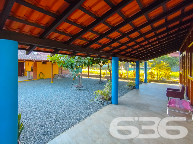Descubra o equilíbrio perfeito entre conforto e praticidade nesta encantadora propriedade residencial localizada no tranquilo bairro de Ervino, em São Francisco do Sul, SC. Com uma arquitetura que reflete uma combinação harmoniosa de design moderno e toques tradicionais, esta residência é um verdadeiro refúgio para quem busca paz sem abrir mão da conveniência.
Cada detalhe desta propriedade foi cuidadosamente planejado para oferecer conforto e praticidade. A primeira casa, primorosamente desenhada, inclui uma suíte espaçosa e dois quartos adicionais, ideal para famílias. A segunda casa oferece dois quartos acolhedores, perfeita para receber hóspedes ou como investimento para locação.
Ambas as casas dispõem de cozinhas amplas e funcionais, integradas às salas de estar e jantar, criando um ambiente acolhedor para reuniões familiares. Os interiores são marcados por acabamentos de qualidade, com pisos de cerâmica e paredes revestidas em madeira que proporcionam um toque rústico e aconchegante.
Externamente, o imóvel se destaca por suas áreas de lazer e conveniências. São oferecidas três garagens cobertas e seis descobertas, garantindo amplo espaço para veículos. As duas áreas de festa com churrasqueira são perfeitas para entretenimento ao ar livre, complementadas por um jardim encantador que emoldura a propriedade.
Ideal para famílias grandes ou investidores que buscam uma propriedade com potencial de aluguel, esta oferta é uma verdadeira oportunidade em São Francisco do Sul. Permita-se viver com qualidade e tranquilidade, desfrutando de tudo que este esplêndido imóvel tem a oferecer. Venha conhecer e se encantar!
Para mais informações e agendar sua visita, contate a 636 Negócios Imobiliários, sua parceira de confiança com mais de 30 anos de experiência no mercado imobiliário. Valorize seu investimento com quem realmente entende do assunto.
636 NEGÓCIOS IMOBILIÁRIOS: A SUA MELHOR ESCOLHA
Com mais de 30 anos de experiência, a 636 Negócios Imobiliários é sua parceira ideal para encontrar o imóvel perfeito. Estamos prontos para ajudá-lo a fazer deste imóvel o seu novo lar.
Telefone: (47) 3451-0636
WhatsApp: (47) 99190-0636
Não perca esta oportunidade única. Visite nosso site para mais informações: i636.com.br
