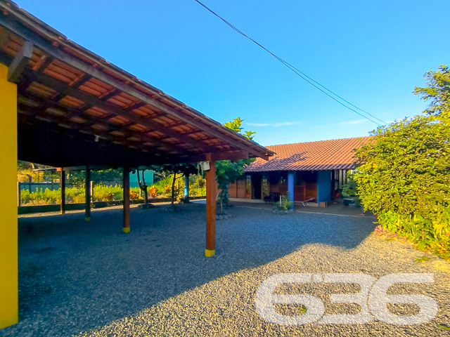 Descubra o equilíbrio perfeito entre conforto e praticidade nesta encantadora propriedade residencial localizada no tranquilo bairro de Ervino, em São Francisco do Sul, SC. Com uma arquitetura que reflete uma combinação harmoniosa de design moderno e toques tradicionais, esta residência é um verdadeiro refúgio para quem busca paz sem abrir mão da conveniência.
Cada detalhe desta propriedade foi cuidadosamente planejado para oferecer conforto e praticidade. A primeira casa, primorosamente desenhada, inclui uma suíte espaçosa e dois quartos adicionais, ideal para famílias. A segunda casa oferece dois quartos acolhedores, perfeita para receber hóspedes ou como investimento para locação.
Ambas as casas dispõem de cozinhas amplas e funcionais, integradas às salas de estar e jantar, criando um ambiente acolhedor para reuniões familiares. Os interiores são marcados por acabamentos de qualidade, com pisos de cerâmica e paredes revestidas em madeira que proporcionam um toque rústico e aconchegante.
Externamente, o imóvel se destaca por suas áreas de lazer e conveniências. São oferecidas três garagens cobertas e seis descobertas, garantindo amplo espaço para veículos. As duas áreas de festa com churrasqueira são perfeitas para entretenimento ao ar livre, complementadas por um jardim encantador que emoldura a propriedade.
Ideal para famílias grandes ou investidores que buscam uma propriedade com potencial de aluguel, esta oferta é uma verdadeira oportunidade em São Francisco do Sul. Permita-se viver com qualidade e tranquilidade, desfrutando de tudo que este esplêndido imóvel tem a oferecer. Venha conhecer e se encantar!
Para mais informações e agendar sua visita, contate a 636 Negócios Imobiliários, sua parceira de confiança com mais de 30 anos de experiência no mercado imobiliário. Valorize seu investimento com quem realmente entende do assunto.
636 NEGÓCIOS IMOBILIÁRIOS: A SUA MELHOR ESCOLHA
Com mais de 30 anos de experiência, a 636 Negócios Imobiliários é sua parceira ideal para encontrar o imóvel perfeito. Estamos prontos para ajudá-lo a fazer deste imóvel o seu novo lar.
Telefone: (47) 3451-0636
WhatsApp: (47) 99190-0636
Não perca esta oportunidade única. Visite nosso site para mais informações: i636.com.br