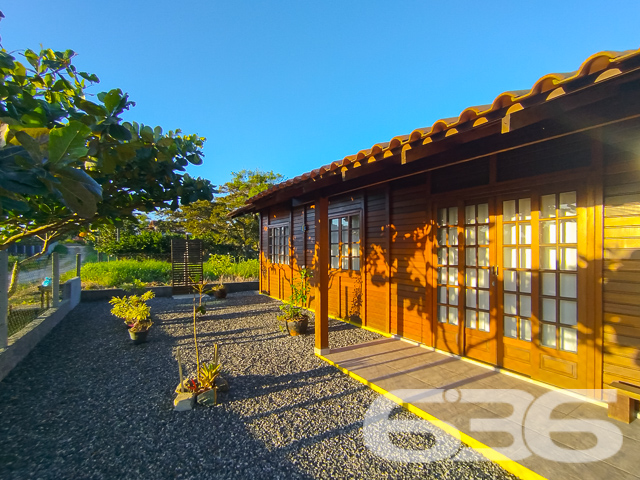 Descubra o equilíbrio perfeito entre conforto e praticidade nesta encantadora propriedade residencial localizada no tranquilo bairro de Ervino, em São Francisco do Sul, SC. Com uma arquitetura que reflete uma combinação harmoniosa de design moderno e toques tradicionais, esta residência é um verdadeiro refúgio para quem busca paz sem abrir mão da conveniência.
Cada detalhe desta propriedade foi cuidadosamente planejado para oferecer conforto e praticidade. A primeira casa, primorosamente desenhada, inclui uma suíte espaçosa e dois quartos adicionais, ideal para famílias. A segunda casa oferece dois quartos acolhedores, perfeita para receber hóspedes ou como investimento para locação.
Ambas as casas dispõem de cozinhas amplas e funcionais, integradas às salas de estar e jantar, criando um ambiente acolhedor para reuniões familiares. Os interiores são marcados por acabamentos de qualidade, com pisos de cerâmica e paredes revestidas em madeira que proporcionam um toque rústico e aconchegante.
Externamente, o imóvel se destaca por suas áreas de lazer e conveniências. São oferecidas três garagens cobertas e seis descobertas, garantindo amplo espaço para veículos. As duas áreas de festa com churrasqueira são perfeitas para entretenimento ao ar livre, complementadas por um jardim encantador que emoldura a propriedade.
Ideal para famílias grandes ou investidores que buscam uma propriedade com potencial de aluguel, esta oferta é uma verdadeira oportunidade em São Francisco do Sul. Permita-se viver com qualidade e tranquilidade, desfrutando de tudo que este esplêndido imóvel tem a oferecer. Venha conhecer e se encantar!
Para mais informações e agendar sua visita, contate a 636 Negócios Imobiliários, sua parceira de confiança com mais de 30 anos de experiência no mercado imobiliário. Valorize seu investimento com quem realmente entende do assunto.
636 NEGÓCIOS IMOBILIÁRIOS: A SUA MELHOR ESCOLHA
Com mais de 30 anos de experiência, a 636 Negócios Imobiliários é sua parceira ideal para encontrar o imóvel perfeito. Estamos prontos para ajudá-lo a fazer deste imóvel o seu novo lar.
Telefone: (47) 3451-0636
WhatsApp: (47) 99190-0636
Não perca esta oportunidade única. Visite nosso site para mais informações: i636.com.br