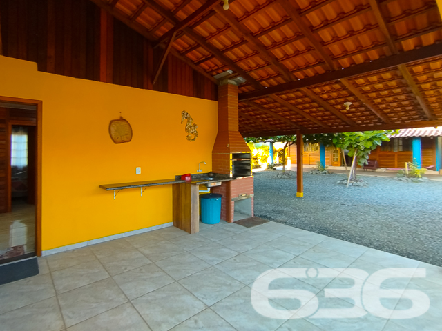 Descubra o equilíbrio perfeito entre conforto e praticidade nesta encantadora propriedade residencial localizada no tranquilo bairro de Ervino, em São Francisco do Sul, SC. Com uma arquitetura que reflete uma combinação harmoniosa de design moderno e toques tradicionais, esta residência é um verdadeiro refúgio para quem busca paz sem abrir mão da conveniência.
Cada detalhe desta propriedade foi cuidadosamente planejado para oferecer conforto e praticidade. A primeira casa, primorosamente desenhada, inclui uma suíte espaçosa e dois quartos adicionais, ideal para famílias. A segunda casa oferece dois quartos acolhedores, perfeita para receber hóspedes ou como investimento para locação.
Ambas as casas dispõem de cozinhas amplas e funcionais, integradas às salas de estar e jantar, criando um ambiente acolhedor para reuniões familiares. Os interiores são marcados por acabamentos de qualidade, com pisos de cerâmica e paredes revestidas em madeira que proporcionam um toque rústico e aconchegante.
Externamente, o imóvel se destaca por suas áreas de lazer e conveniências. São oferecidas três garagens cobertas e seis descobertas, garantindo amplo espaço para veículos. As duas áreas de festa com churrasqueira são perfeitas para entretenimento ao ar livre, complementadas por um jardim encantador que emoldura a propriedade.
Ideal para famílias grandes ou investidores que buscam uma propriedade com potencial de aluguel, esta oferta é uma verdadeira oportunidade em São Francisco do Sul. Permita-se viver com qualidade e tranquilidade, desfrutando de tudo que este esplêndido imóvel tem a oferecer. Venha conhecer e se encantar!
Para mais informações e agendar sua visita, contate a 636 Negócios Imobiliários, sua parceira de confiança com mais de 30 anos de experiência no mercado imobiliário. Valorize seu investimento com quem realmente entende do assunto.
636 NEGÓCIOS IMOBILIÁRIOS: A SUA MELHOR ESCOLHA
Com mais de 30 anos de experiência, a 636 Negócios Imobiliários é sua parceira ideal para encontrar o imóvel perfeito. Estamos prontos para ajudá-lo a fazer deste imóvel o seu novo lar.
Telefone: (47) 3451-0636
WhatsApp: (47) 99190-0636
Não perca esta oportunidade única. Visite nosso site para mais informações: i636.com.br