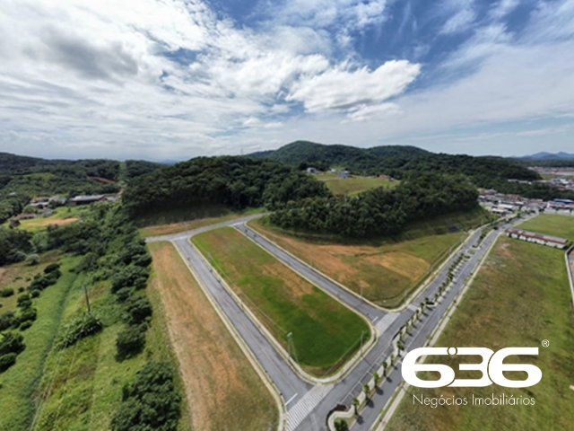 A 636 Negócios Imobiliários tem o prazer de apresentar este incrível terreno localizado em Araquari, no charmoso bairro Itinga. Este é o lugar ideal para você que busca investir ou construir a casa dos seus sonhos. Com excelente localização e infraestrutura planejada, este terreno oferece uma oportunidade única no mercado imobiliário.
O bairro Itinga em Araquari é conhecido pelo seu crescimento e desenvolvimento constante. Está localizado próximo a áreas comerciais e de serviços, proporcionando facilidade no dia a dia. Além disso, a região conta com projetos de infraestrutura que valorizam ainda mais o seu investimento.
Não perca esta oportunidade única de adquirir um terreno em uma das regiões que mais crescem em Araquari. Entre em contato conosco e agende uma visita! Estamos à disposição para tirar todas as suas dúvidas e apresentar todas as vantagens deste excelente investimento.
636 NEGÓCIOS IMOBILIÁRIOS: A SUA MELHOR ESCOLHA
Com mais de 30 anos de experiência, a 636 Negócios Imobiliários é sua parceira ideal para encontrar o imóvel perfeito. Estamos prontos para ajudá-lo a fazer deste imóvel o seu novo lar.
Telefone: (47) 3451-0636
WhatsApp: (47) 99190-0636
Não perca esta oportunidade única. Visite nosso site para mais informações: i636.com.br