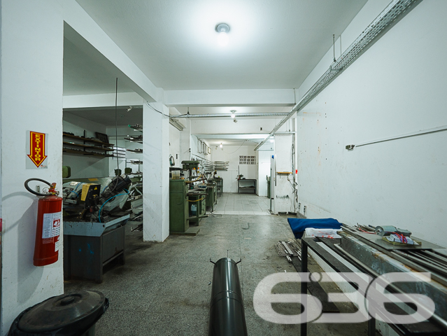 Apresentamos uma propriedade singular localizada no tranquilo bairro de Itaum em Joinville, SC. Este imponente sobrado combina conforto, espaço e uma localização privilegiada para proporcionar um lar ideal para famílias que buscam qualidade de vida.
Este sobrado padrão é composto por uma suíte ampla e arejada, equipada com ar condicionado e uma sacada privativa, perfeita para momentos de relaxamento. A casa conta ainda com três banheiros completos, garantindo conforto e privacidade para todos os moradores e visitantes. A sala de estar e a sala de jantar são integradas, criando um ambiente acolhedor e ideal para convívio familiar. A cozinha é espaçosa e funcional, equipada com armários de alta qualidade e uma área de serviço adjacentes.
Para os amantes do trabalho em casa, o imóvel oferece um home office completamente equipado, que também pode ser transformado em um espaço para hobbies ou estudo. As duas garagens cobertas garantem segurança e comodidade para seus veículos.
A área externa é um verdadeiro convite ao lazer, com uma sacada que inclui churrasqueira, ideal para encontros sociais e momentos de descontração com vista para a tranquilidade do bairro.
Localizado em uma rua pavimentada e cercado por todas as comodidades urbanas necessárias, incluindo escolas, supermercados e centros de saúde, este imóvel não é apenas uma casa, mas um lar que espera por você.
A 636 Negócios Imobiliários, com mais de 30 anos de experiência e dedicação no mercado imobiliário de Joinville, tem o prazer de apresentar esta oportunidade única. Convidamos você a descobrir o potencial completo desta propriedade, garantindo não só um espaço, mas um lugar para chamar de seu. Visite e sinta-se em casa desde o primeiro momento.
636 NEGÓCIOS IMOBILIÁRIOS: A SUA MELHOR ESCOLHA
Com mais de 30 anos de experiência, a 636 Negócios Imobiliários é sua parceira ideal para encontrar o imóvel perfeito. Estamos prontos para ajudá-lo a fazer deste imóvel o seu novo lar.
Telefone: (47) 3451-0636
WhatsApp: (47) 99190-0636
Não perca esta oportunidade única. Visite nosso site para mais informações: i636.com.br