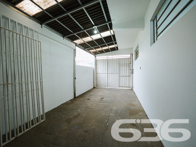 Apresentamos uma propriedade singular localizada no tranquilo bairro de Itaum em Joinville, SC. Este imponente sobrado combina conforto, espaço e uma localização privilegiada para proporcionar um lar ideal para famílias que buscam qualidade de vida.
Este sobrado padrão é composto por uma suíte ampla e arejada, equipada com ar condicionado e uma sacada privativa, perfeita para momentos de relaxamento. A casa conta ainda com três banheiros completos, garantindo conforto e privacidade para todos os moradores e visitantes. A sala de estar e a sala de jantar são integradas, criando um ambiente acolhedor e ideal para convívio familiar. A cozinha é espaçosa e funcional, equipada com armários de alta qualidade e uma área de serviço adjacentes.
Para os amantes do trabalho em casa, o imóvel oferece um home office completamente equipado, que também pode ser transformado em um espaço para hobbies ou estudo. As duas garagens cobertas garantem segurança e comodidade para seus veículos.
A área externa é um verdadeiro convite ao lazer, com uma sacada que inclui churrasqueira, ideal para encontros sociais e momentos de descontração com vista para a tranquilidade do bairro.
Localizado em uma rua pavimentada e cercado por todas as comodidades urbanas necessárias, incluindo escolas, supermercados e centros de saúde, este imóvel não é apenas uma casa, mas um lar que espera por você.
A 636 Negócios Imobiliários, com mais de 30 anos de experiência e dedicação no mercado imobiliário de Joinville, tem o prazer de apresentar esta oportunidade única. Convidamos você a descobrir o potencial completo desta propriedade, garantindo não só um espaço, mas um lugar para chamar de seu. Visite e sinta-se em casa desde o primeiro momento.
636 NEGÓCIOS IMOBILIÁRIOS: A SUA MELHOR ESCOLHA
Com mais de 30 anos de experiência, a 636 Negócios Imobiliários é sua parceira ideal para encontrar o imóvel perfeito. Estamos prontos para ajudá-lo a fazer deste imóvel o seu novo lar.
Telefone: (47) 3451-0636
WhatsApp: (47) 99190-0636
Não perca esta oportunidade única. Visite nosso site para mais informações: i636.com.br