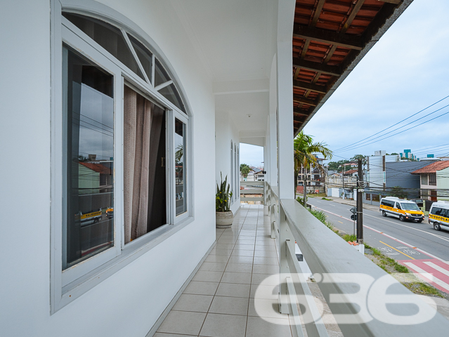 Apresentamos uma propriedade singular localizada no tranquilo bairro de Itaum em Joinville, SC. Este imponente sobrado combina conforto, espaço e uma localização privilegiada para proporcionar um lar ideal para famílias que buscam qualidade de vida.
Este sobrado padrão é composto por uma suíte ampla e arejada, equipada com ar condicionado e uma sacada privativa, perfeita para momentos de relaxamento. A casa conta ainda com três banheiros completos, garantindo conforto e privacidade para todos os moradores e visitantes. A sala de estar e a sala de jantar são integradas, criando um ambiente acolhedor e ideal para convívio familiar. A cozinha é espaçosa e funcional, equipada com armários de alta qualidade e uma área de serviço adjacentes.
Para os amantes do trabalho em casa, o imóvel oferece um home office completamente equipado, que também pode ser transformado em um espaço para hobbies ou estudo. As duas garagens cobertas garantem segurança e comodidade para seus veículos.
A área externa é um verdadeiro convite ao lazer, com uma sacada que inclui churrasqueira, ideal para encontros sociais e momentos de descontração com vista para a tranquilidade do bairro.
Localizado em uma rua pavimentada e cercado por todas as comodidades urbanas necessárias, incluindo escolas, supermercados e centros de saúde, este imóvel não é apenas uma casa, mas um lar que espera por você.
A 636 Negócios Imobiliários, com mais de 30 anos de experiência e dedicação no mercado imobiliário de Joinville, tem o prazer de apresentar esta oportunidade única. Convidamos você a descobrir o potencial completo desta propriedade, garantindo não só um espaço, mas um lugar para chamar de seu. Visite e sinta-se em casa desde o primeiro momento.
636 NEGÓCIOS IMOBILIÁRIOS: A SUA MELHOR ESCOLHA
Com mais de 30 anos de experiência, a 636 Negócios Imobiliários é sua parceira ideal para encontrar o imóvel perfeito. Estamos prontos para ajudá-lo a fazer deste imóvel o seu novo lar.
Telefone: (47) 3451-0636
WhatsApp: (47) 99190-0636
Não perca esta oportunidade única. Visite nosso site para mais informações: i636.com.br