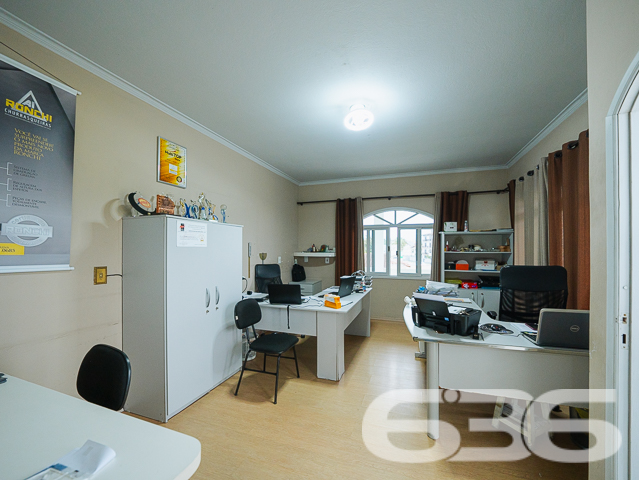 Apresentamos uma propriedade singular localizada no tranquilo bairro de Itaum em Joinville, SC. Este imponente sobrado combina conforto, espaço e uma localização privilegiada para proporcionar um lar ideal para famílias que buscam qualidade de vida.
Este sobrado padrão é composto por uma suíte ampla e arejada, equipada com ar condicionado e uma sacada privativa, perfeita para momentos de relaxamento. A casa conta ainda com três banheiros completos, garantindo conforto e privacidade para todos os moradores e visitantes. A sala de estar e a sala de jantar são integradas, criando um ambiente acolhedor e ideal para convívio familiar. A cozinha é espaçosa e funcional, equipada com armários de alta qualidade e uma área de serviço adjacentes.
Para os amantes do trabalho em casa, o imóvel oferece um home office completamente equipado, que também pode ser transformado em um espaço para hobbies ou estudo. As duas garagens cobertas garantem segurança e comodidade para seus veículos.
A área externa é um verdadeiro convite ao lazer, com uma sacada que inclui churrasqueira, ideal para encontros sociais e momentos de descontração com vista para a tranquilidade do bairro.
Localizado em uma rua pavimentada e cercado por todas as comodidades urbanas necessárias, incluindo escolas, supermercados e centros de saúde, este imóvel não é apenas uma casa, mas um lar que espera por você.
A 636 Negócios Imobiliários, com mais de 30 anos de experiência e dedicação no mercado imobiliário de Joinville, tem o prazer de apresentar esta oportunidade única. Convidamos você a descobrir o potencial completo desta propriedade, garantindo não só um espaço, mas um lugar para chamar de seu. Visite e sinta-se em casa desde o primeiro momento.
636 NEGÓCIOS IMOBILIÁRIOS: A SUA MELHOR ESCOLHA
Com mais de 30 anos de experiência, a 636 Negócios Imobiliários é sua parceira ideal para encontrar o imóvel perfeito. Estamos prontos para ajudá-lo a fazer deste imóvel o seu novo lar.
Telefone: (47) 3451-0636
WhatsApp: (47) 99190-0636
Não perca esta oportunidade única. Visite nosso site para mais informações: i636.com.br