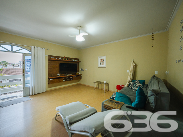 Apresentamos uma propriedade singular localizada no tranquilo bairro de Itaum em Joinville, SC. Este imponente sobrado combina conforto, espaço e uma localização privilegiada para proporcionar um lar ideal para famílias que buscam qualidade de vida.
Este sobrado padrão é composto por uma suíte ampla e arejada, equipada com ar condicionado e uma sacada privativa, perfeita para momentos de relaxamento. A casa conta ainda com três banheiros completos, garantindo conforto e privacidade para todos os moradores e visitantes. A sala de estar e a sala de jantar são integradas, criando um ambiente acolhedor e ideal para convívio familiar. A cozinha é espaçosa e funcional, equipada com armários de alta qualidade e uma área de serviço adjacentes.
Para os amantes do trabalho em casa, o imóvel oferece um home office completamente equipado, que também pode ser transformado em um espaço para hobbies ou estudo. As duas garagens cobertas garantem segurança e comodidade para seus veículos.
A área externa é um verdadeiro convite ao lazer, com uma sacada que inclui churrasqueira, ideal para encontros sociais e momentos de descontração com vista para a tranquilidade do bairro.
Localizado em uma rua pavimentada e cercado por todas as comodidades urbanas necessárias, incluindo escolas, supermercados e centros de saúde, este imóvel não é apenas uma casa, mas um lar que espera por você.
A 636 Negócios Imobiliários, com mais de 30 anos de experiência e dedicação no mercado imobiliário de Joinville, tem o prazer de apresentar esta oportunidade única. Convidamos você a descobrir o potencial completo desta propriedade, garantindo não só um espaço, mas um lugar para chamar de seu. Visite e sinta-se em casa desde o primeiro momento.
636 NEGÓCIOS IMOBILIÁRIOS: A SUA MELHOR ESCOLHA
Com mais de 30 anos de experiência, a 636 Negócios Imobiliários é sua parceira ideal para encontrar o imóvel perfeito. Estamos prontos para ajudá-lo a fazer deste imóvel o seu novo lar.
Telefone: (47) 3451-0636
WhatsApp: (47) 99190-0636
Não perca esta oportunidade única. Visite nosso site para mais informações: i636.com.br