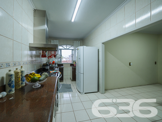 Apresentamos uma propriedade singular localizada no tranquilo bairro de Itaum em Joinville, SC. Este imponente sobrado combina conforto, espaço e uma localização privilegiada para proporcionar um lar ideal para famílias que buscam qualidade de vida.
Este sobrado padrão é composto por uma suíte ampla e arejada, equipada com ar condicionado e uma sacada privativa, perfeita para momentos de relaxamento. A casa conta ainda com três banheiros completos, garantindo conforto e privacidade para todos os moradores e visitantes. A sala de estar e a sala de jantar são integradas, criando um ambiente acolhedor e ideal para convívio familiar. A cozinha é espaçosa e funcional, equipada com armários de alta qualidade e uma área de serviço adjacentes.
Para os amantes do trabalho em casa, o imóvel oferece um home office completamente equipado, que também pode ser transformado em um espaço para hobbies ou estudo. As duas garagens cobertas garantem segurança e comodidade para seus veículos.
A área externa é um verdadeiro convite ao lazer, com uma sacada que inclui churrasqueira, ideal para encontros sociais e momentos de descontração com vista para a tranquilidade do bairro.
Localizado em uma rua pavimentada e cercado por todas as comodidades urbanas necessárias, incluindo escolas, supermercados e centros de saúde, este imóvel não é apenas uma casa, mas um lar que espera por você.
A 636 Negócios Imobiliários, com mais de 30 anos de experiência e dedicação no mercado imobiliário de Joinville, tem o prazer de apresentar esta oportunidade única. Convidamos você a descobrir o potencial completo desta propriedade, garantindo não só um espaço, mas um lugar para chamar de seu. Visite e sinta-se em casa desde o primeiro momento.
636 NEGÓCIOS IMOBILIÁRIOS: A SUA MELHOR ESCOLHA
Com mais de 30 anos de experiência, a 636 Negócios Imobiliários é sua parceira ideal para encontrar o imóvel perfeito. Estamos prontos para ajudá-lo a fazer deste imóvel o seu novo lar.
Telefone: (47) 3451-0636
WhatsApp: (47) 99190-0636
Não perca esta oportunidade única. Visite nosso site para mais informações: i636.com.br