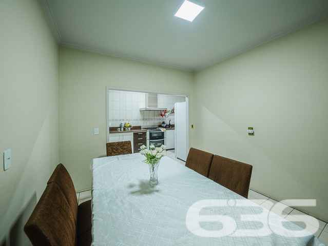 Apresentamos uma propriedade singular localizada no tranquilo bairro de Itaum em Joinville, SC. Este imponente sobrado combina conforto, espaço e uma localização privilegiada para proporcionar um lar ideal para famílias que buscam qualidade de vida.
Este sobrado padrão é composto por uma suíte ampla e arejada, equipada com ar condicionado e uma sacada privativa, perfeita para momentos de relaxamento. A casa conta ainda com três banheiros completos, garantindo conforto e privacidade para todos os moradores e visitantes. A sala de estar e a sala de jantar são integradas, criando um ambiente acolhedor e ideal para convívio familiar. A cozinha é espaçosa e funcional, equipada com armários de alta qualidade e uma área de serviço adjacentes.
Para os amantes do trabalho em casa, o imóvel oferece um home office completamente equipado, que também pode ser transformado em um espaço para hobbies ou estudo. As duas garagens cobertas garantem segurança e comodidade para seus veículos.
A área externa é um verdadeiro convite ao lazer, com uma sacada que inclui churrasqueira, ideal para encontros sociais e momentos de descontração com vista para a tranquilidade do bairro.
Localizado em uma rua pavimentada e cercado por todas as comodidades urbanas necessárias, incluindo escolas, supermercados e centros de saúde, este imóvel não é apenas uma casa, mas um lar que espera por você.
A 636 Negócios Imobiliários, com mais de 30 anos de experiência e dedicação no mercado imobiliário de Joinville, tem o prazer de apresentar esta oportunidade única. Convidamos você a descobrir o potencial completo desta propriedade, garantindo não só um espaço, mas um lugar para chamar de seu. Visite e sinta-se em casa desde o primeiro momento.
636 NEGÓCIOS IMOBILIÁRIOS: A SUA MELHOR ESCOLHA
Com mais de 30 anos de experiência, a 636 Negócios Imobiliários é sua parceira ideal para encontrar o imóvel perfeito. Estamos prontos para ajudá-lo a fazer deste imóvel o seu novo lar.
Telefone: (47) 3451-0636
WhatsApp: (47) 99190-0636
Não perca esta oportunidade única. Visite nosso site para mais informações: i636.com.br