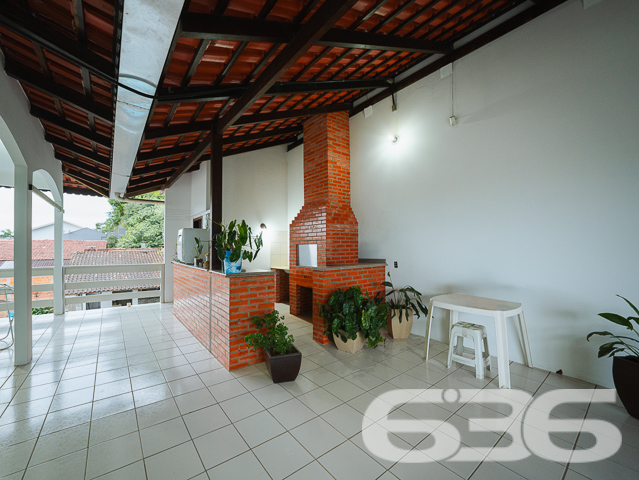 Apresentamos uma propriedade singular localizada no tranquilo bairro de Itaum em Joinville, SC. Este imponente sobrado combina conforto, espaço e uma localização privilegiada para proporcionar um lar ideal para famílias que buscam qualidade de vida.
Este sobrado padrão é composto por uma suíte ampla e arejada, equipada com ar condicionado e uma sacada privativa, perfeita para momentos de relaxamento. A casa conta ainda com três banheiros completos, garantindo conforto e privacidade para todos os moradores e visitantes. A sala de estar e a sala de jantar são integradas, criando um ambiente acolhedor e ideal para convívio familiar. A cozinha é espaçosa e funcional, equipada com armários de alta qualidade e uma área de serviço adjacentes.
Para os amantes do trabalho em casa, o imóvel oferece um home office completamente equipado, que também pode ser transformado em um espaço para hobbies ou estudo. As duas garagens cobertas garantem segurança e comodidade para seus veículos.
A área externa é um verdadeiro convite ao lazer, com uma sacada que inclui churrasqueira, ideal para encontros sociais e momentos de descontração com vista para a tranquilidade do bairro.
Localizado em uma rua pavimentada e cercado por todas as comodidades urbanas necessárias, incluindo escolas, supermercados e centros de saúde, este imóvel não é apenas uma casa, mas um lar que espera por você.
A 636 Negócios Imobiliários, com mais de 30 anos de experiência e dedicação no mercado imobiliário de Joinville, tem o prazer de apresentar esta oportunidade única. Convidamos você a descobrir o potencial completo desta propriedade, garantindo não só um espaço, mas um lugar para chamar de seu. Visite e sinta-se em casa desde o primeiro momento.
636 NEGÓCIOS IMOBILIÁRIOS: A SUA MELHOR ESCOLHA
Com mais de 30 anos de experiência, a 636 Negócios Imobiliários é sua parceira ideal para encontrar o imóvel perfeito. Estamos prontos para ajudá-lo a fazer deste imóvel o seu novo lar.
Telefone: (47) 3451-0636
WhatsApp: (47) 99190-0636
Não perca esta oportunidade única. Visite nosso site para mais informações: i636.com.br