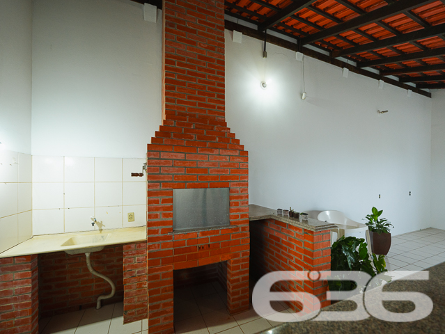 Apresentamos uma propriedade singular localizada no tranquilo bairro de Itaum em Joinville, SC. Este imponente sobrado combina conforto, espaço e uma localização privilegiada para proporcionar um lar ideal para famílias que buscam qualidade de vida.
Este sobrado padrão é composto por uma suíte ampla e arejada, equipada com ar condicionado e uma sacada privativa, perfeita para momentos de relaxamento. A casa conta ainda com três banheiros completos, garantindo conforto e privacidade para todos os moradores e visitantes. A sala de estar e a sala de jantar são integradas, criando um ambiente acolhedor e ideal para convívio familiar. A cozinha é espaçosa e funcional, equipada com armários de alta qualidade e uma área de serviço adjacentes.
Para os amantes do trabalho em casa, o imóvel oferece um home office completamente equipado, que também pode ser transformado em um espaço para hobbies ou estudo. As duas garagens cobertas garantem segurança e comodidade para seus veículos.
A área externa é um verdadeiro convite ao lazer, com uma sacada que inclui churrasqueira, ideal para encontros sociais e momentos de descontração com vista para a tranquilidade do bairro.
Localizado em uma rua pavimentada e cercado por todas as comodidades urbanas necessárias, incluindo escolas, supermercados e centros de saúde, este imóvel não é apenas uma casa, mas um lar que espera por você.
A 636 Negócios Imobiliários, com mais de 30 anos de experiência e dedicação no mercado imobiliário de Joinville, tem o prazer de apresentar esta oportunidade única. Convidamos você a descobrir o potencial completo desta propriedade, garantindo não só um espaço, mas um lugar para chamar de seu. Visite e sinta-se em casa desde o primeiro momento.
636 NEGÓCIOS IMOBILIÁRIOS: A SUA MELHOR ESCOLHA
Com mais de 30 anos de experiência, a 636 Negócios Imobiliários é sua parceira ideal para encontrar o imóvel perfeito. Estamos prontos para ajudá-lo a fazer deste imóvel o seu novo lar.
Telefone: (47) 3451-0636
WhatsApp: (47) 99190-0636
Não perca esta oportunidade única. Visite nosso site para mais informações: i636.com.br