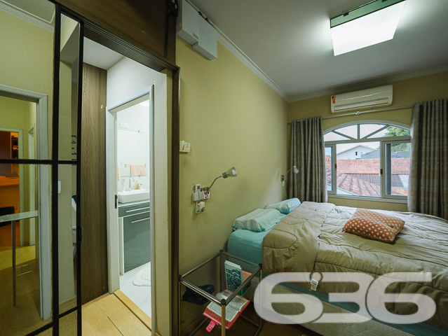 Apresentamos uma propriedade singular localizada no tranquilo bairro de Itaum em Joinville, SC. Este imponente sobrado combina conforto, espaço e uma localização privilegiada para proporcionar um lar ideal para famílias que buscam qualidade de vida.
Este sobrado padrão é composto por uma suíte ampla e arejada, equipada com ar condicionado e uma sacada privativa, perfeita para momentos de relaxamento. A casa conta ainda com três banheiros completos, garantindo conforto e privacidade para todos os moradores e visitantes. A sala de estar e a sala de jantar são integradas, criando um ambiente acolhedor e ideal para convívio familiar. A cozinha é espaçosa e funcional, equipada com armários de alta qualidade e uma área de serviço adjacentes.
Para os amantes do trabalho em casa, o imóvel oferece um home office completamente equipado, que também pode ser transformado em um espaço para hobbies ou estudo. As duas garagens cobertas garantem segurança e comodidade para seus veículos.
A área externa é um verdadeiro convite ao lazer, com uma sacada que inclui churrasqueira, ideal para encontros sociais e momentos de descontração com vista para a tranquilidade do bairro.
Localizado em uma rua pavimentada e cercado por todas as comodidades urbanas necessárias, incluindo escolas, supermercados e centros de saúde, este imóvel não é apenas uma casa, mas um lar que espera por você.
A 636 Negócios Imobiliários, com mais de 30 anos de experiência e dedicação no mercado imobiliário de Joinville, tem o prazer de apresentar esta oportunidade única. Convidamos você a descobrir o potencial completo desta propriedade, garantindo não só um espaço, mas um lugar para chamar de seu. Visite e sinta-se em casa desde o primeiro momento.
636 NEGÓCIOS IMOBILIÁRIOS: A SUA MELHOR ESCOLHA
Com mais de 30 anos de experiência, a 636 Negócios Imobiliários é sua parceira ideal para encontrar o imóvel perfeito. Estamos prontos para ajudá-lo a fazer deste imóvel o seu novo lar.
Telefone: (47) 3451-0636
WhatsApp: (47) 99190-0636
Não perca esta oportunidade única. Visite nosso site para mais informações: i636.com.br