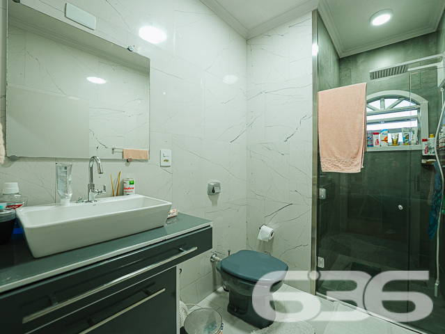 Apresentamos uma propriedade singular localizada no tranquilo bairro de Itaum em Joinville, SC. Este imponente sobrado combina conforto, espaço e uma localização privilegiada para proporcionar um lar ideal para famílias que buscam qualidade de vida.
Este sobrado padrão é composto por uma suíte ampla e arejada, equipada com ar condicionado e uma sacada privativa, perfeita para momentos de relaxamento. A casa conta ainda com três banheiros completos, garantindo conforto e privacidade para todos os moradores e visitantes. A sala de estar e a sala de jantar são integradas, criando um ambiente acolhedor e ideal para convívio familiar. A cozinha é espaçosa e funcional, equipada com armários de alta qualidade e uma área de serviço adjacentes.
Para os amantes do trabalho em casa, o imóvel oferece um home office completamente equipado, que também pode ser transformado em um espaço para hobbies ou estudo. As duas garagens cobertas garantem segurança e comodidade para seus veículos.
A área externa é um verdadeiro convite ao lazer, com uma sacada que inclui churrasqueira, ideal para encontros sociais e momentos de descontração com vista para a tranquilidade do bairro.
Localizado em uma rua pavimentada e cercado por todas as comodidades urbanas necessárias, incluindo escolas, supermercados e centros de saúde, este imóvel não é apenas uma casa, mas um lar que espera por você.
A 636 Negócios Imobiliários, com mais de 30 anos de experiência e dedicação no mercado imobiliário de Joinville, tem o prazer de apresentar esta oportunidade única. Convidamos você a descobrir o potencial completo desta propriedade, garantindo não só um espaço, mas um lugar para chamar de seu. Visite e sinta-se em casa desde o primeiro momento.
636 NEGÓCIOS IMOBILIÁRIOS: A SUA MELHOR ESCOLHA
Com mais de 30 anos de experiência, a 636 Negócios Imobiliários é sua parceira ideal para encontrar o imóvel perfeito. Estamos prontos para ajudá-lo a fazer deste imóvel o seu novo lar.
Telefone: (47) 3451-0636
WhatsApp: (47) 99190-0636
Não perca esta oportunidade única. Visite nosso site para mais informações: i636.com.br