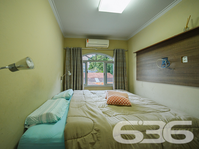 Apresentamos uma propriedade singular localizada no tranquilo bairro de Itaum em Joinville, SC. Este imponente sobrado combina conforto, espaço e uma localização privilegiada para proporcionar um lar ideal para famílias que buscam qualidade de vida.
Este sobrado padrão é composto por uma suíte ampla e arejada, equipada com ar condicionado e uma sacada privativa, perfeita para momentos de relaxamento. A casa conta ainda com três banheiros completos, garantindo conforto e privacidade para todos os moradores e visitantes. A sala de estar e a sala de jantar são integradas, criando um ambiente acolhedor e ideal para convívio familiar. A cozinha é espaçosa e funcional, equipada com armários de alta qualidade e uma área de serviço adjacentes.
Para os amantes do trabalho em casa, o imóvel oferece um home office completamente equipado, que também pode ser transformado em um espaço para hobbies ou estudo. As duas garagens cobertas garantem segurança e comodidade para seus veículos.
A área externa é um verdadeiro convite ao lazer, com uma sacada que inclui churrasqueira, ideal para encontros sociais e momentos de descontração com vista para a tranquilidade do bairro.
Localizado em uma rua pavimentada e cercado por todas as comodidades urbanas necessárias, incluindo escolas, supermercados e centros de saúde, este imóvel não é apenas uma casa, mas um lar que espera por você.
A 636 Negócios Imobiliários, com mais de 30 anos de experiência e dedicação no mercado imobiliário de Joinville, tem o prazer de apresentar esta oportunidade única. Convidamos você a descobrir o potencial completo desta propriedade, garantindo não só um espaço, mas um lugar para chamar de seu. Visite e sinta-se em casa desde o primeiro momento.
636 NEGÓCIOS IMOBILIÁRIOS: A SUA MELHOR ESCOLHA
Com mais de 30 anos de experiência, a 636 Negócios Imobiliários é sua parceira ideal para encontrar o imóvel perfeito. Estamos prontos para ajudá-lo a fazer deste imóvel o seu novo lar.
Telefone: (47) 3451-0636
WhatsApp: (47) 99190-0636
Não perca esta oportunidade única. Visite nosso site para mais informações: i636.com.br