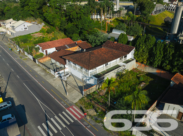 Apresentamos uma propriedade singular localizada no tranquilo bairro de Itaum em Joinville, SC. Este imponente sobrado combina conforto, espaço e uma localização privilegiada para proporcionar um lar ideal para famílias que buscam qualidade de vida.
Este sobrado padrão é composto por uma suíte ampla e arejada, equipada com ar condicionado e uma sacada privativa, perfeita para momentos de relaxamento. A casa conta ainda com três banheiros completos, garantindo conforto e privacidade para todos os moradores e visitantes. A sala de estar e a sala de jantar são integradas, criando um ambiente acolhedor e ideal para convívio familiar. A cozinha é espaçosa e funcional, equipada com armários de alta qualidade e uma área de serviço adjacentes.
Para os amantes do trabalho em casa, o imóvel oferece um home office completamente equipado, que também pode ser transformado em um espaço para hobbies ou estudo. As duas garagens cobertas garantem segurança e comodidade para seus veículos.
A área externa é um verdadeiro convite ao lazer, com uma sacada que inclui churrasqueira, ideal para encontros sociais e momentos de descontração com vista para a tranquilidade do bairro.
Localizado em uma rua pavimentada e cercado por todas as comodidades urbanas necessárias, incluindo escolas, supermercados e centros de saúde, este imóvel não é apenas uma casa, mas um lar que espera por você.
A 636 Negócios Imobiliários, com mais de 30 anos de experiência e dedicação no mercado imobiliário de Joinville, tem o prazer de apresentar esta oportunidade única. Convidamos você a descobrir o potencial completo desta propriedade, garantindo não só um espaço, mas um lugar para chamar de seu. Visite e sinta-se em casa desde o primeiro momento.
636 NEGÓCIOS IMOBILIÁRIOS: A SUA MELHOR ESCOLHA
Com mais de 30 anos de experiência, a 636 Negócios Imobiliários é sua parceira ideal para encontrar o imóvel perfeito. Estamos prontos para ajudá-lo a fazer deste imóvel o seu novo lar.
Telefone: (47) 3451-0636
WhatsApp: (47) 99190-0636
Não perca esta oportunidade única. Visite nosso site para mais informações: i636.com.br