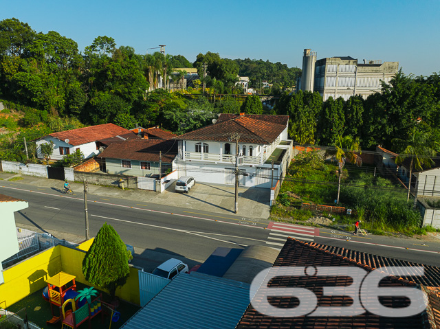 Apresentamos uma propriedade singular localizada no tranquilo bairro de Itaum em Joinville, SC. Este imponente sobrado combina conforto, espaço e uma localização privilegiada para proporcionar um lar ideal para famílias que buscam qualidade de vida.
Este sobrado padrão é composto por uma suíte ampla e arejada, equipada com ar condicionado e uma sacada privativa, perfeita para momentos de relaxamento. A casa conta ainda com três banheiros completos, garantindo conforto e privacidade para todos os moradores e visitantes. A sala de estar e a sala de jantar são integradas, criando um ambiente acolhedor e ideal para convívio familiar. A cozinha é espaçosa e funcional, equipada com armários de alta qualidade e uma área de serviço adjacentes.
Para os amantes do trabalho em casa, o imóvel oferece um home office completamente equipado, que também pode ser transformado em um espaço para hobbies ou estudo. As duas garagens cobertas garantem segurança e comodidade para seus veículos.
A área externa é um verdadeiro convite ao lazer, com uma sacada que inclui churrasqueira, ideal para encontros sociais e momentos de descontração com vista para a tranquilidade do bairro.
Localizado em uma rua pavimentada e cercado por todas as comodidades urbanas necessárias, incluindo escolas, supermercados e centros de saúde, este imóvel não é apenas uma casa, mas um lar que espera por você.
A 636 Negócios Imobiliários, com mais de 30 anos de experiência e dedicação no mercado imobiliário de Joinville, tem o prazer de apresentar esta oportunidade única. Convidamos você a descobrir o potencial completo desta propriedade, garantindo não só um espaço, mas um lugar para chamar de seu. Visite e sinta-se em casa desde o primeiro momento.
636 NEGÓCIOS IMOBILIÁRIOS: A SUA MELHOR ESCOLHA
Com mais de 30 anos de experiência, a 636 Negócios Imobiliários é sua parceira ideal para encontrar o imóvel perfeito. Estamos prontos para ajudá-lo a fazer deste imóvel o seu novo lar.
Telefone: (47) 3451-0636
WhatsApp: (47) 99190-0636
Não perca esta oportunidade única. Visite nosso site para mais informações: i636.com.br