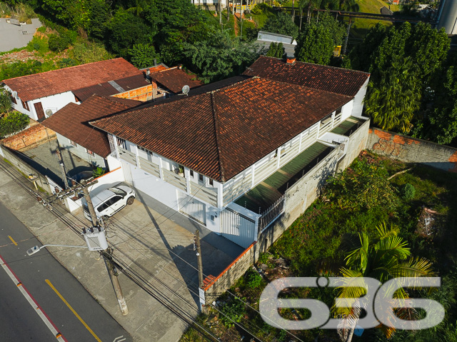 Apresentamos uma propriedade singular localizada no tranquilo bairro de Itaum em Joinville, SC. Este imponente sobrado combina conforto, espaço e uma localização privilegiada para proporcionar um lar ideal para famílias que buscam qualidade de vida.
Este sobrado padrão é composto por uma suíte ampla e arejada, equipada com ar condicionado e uma sacada privativa, perfeita para momentos de relaxamento. A casa conta ainda com três banheiros completos, garantindo conforto e privacidade para todos os moradores e visitantes. A sala de estar e a sala de jantar são integradas, criando um ambiente acolhedor e ideal para convívio familiar. A cozinha é espaçosa e funcional, equipada com armários de alta qualidade e uma área de serviço adjacentes.
Para os amantes do trabalho em casa, o imóvel oferece um home office completamente equipado, que também pode ser transformado em um espaço para hobbies ou estudo. As duas garagens cobertas garantem segurança e comodidade para seus veículos.
A área externa é um verdadeiro convite ao lazer, com uma sacada que inclui churrasqueira, ideal para encontros sociais e momentos de descontração com vista para a tranquilidade do bairro.
Localizado em uma rua pavimentada e cercado por todas as comodidades urbanas necessárias, incluindo escolas, supermercados e centros de saúde, este imóvel não é apenas uma casa, mas um lar que espera por você.
A 636 Negócios Imobiliários, com mais de 30 anos de experiência e dedicação no mercado imobiliário de Joinville, tem o prazer de apresentar esta oportunidade única. Convidamos você a descobrir o potencial completo desta propriedade, garantindo não só um espaço, mas um lugar para chamar de seu. Visite e sinta-se em casa desde o primeiro momento.
636 NEGÓCIOS IMOBILIÁRIOS: A SUA MELHOR ESCOLHA
Com mais de 30 anos de experiência, a 636 Negócios Imobiliários é sua parceira ideal para encontrar o imóvel perfeito. Estamos prontos para ajudá-lo a fazer deste imóvel o seu novo lar.
Telefone: (47) 3451-0636
WhatsApp: (47) 99190-0636
Não perca esta oportunidade única. Visite nosso site para mais informações: i636.com.br