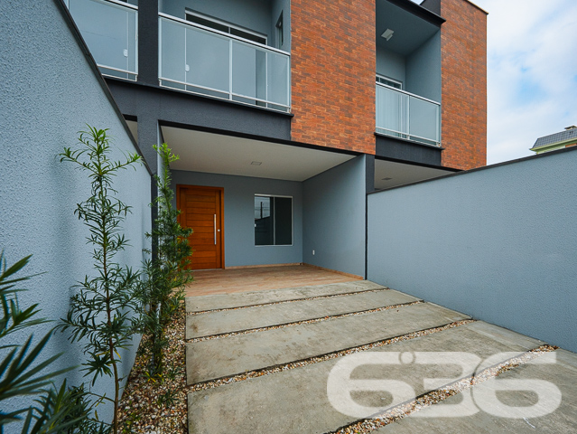 Descubra seu próximo lar em Joinville, no coração do bairro Bucarein, com a tranquilidade e a sofisticação que você merece. Apresentamos um excepcional geminado de 110m², projetado para otimizar espaço e conforto. sta residência oferece uma experiência única de moradia, combinando praticidade e estilo moderno.
Este geminado oferece uma arquitetura sofisticada e um layout pensado para otimizar cada espaço. O piso inferior é revestido em porcelanato de alta qualidade, proporcionando um ambiente elegante e fácil de limpar. A sala de estar é ampla, perfeita para receber visitas e decorar ao seu gosto. A cozinha, integrada com a sala de jantar, cria um ambiente acolhedor e ideal para momentos em família, complementada por uma área de festa com churrasqueira, promovendo o ambiente perfeito para confraternizações.
Subindo ao andar superior, acessível por uma escada de design moderno, encontram-se os espaços íntimos da residência. São dois quartos confortáveis e uma suíte, todos com instalação para ar condicionado, garantindo seu conforto em todas as estações. O piso vinílico dos quartos oferece não apenas beleza, mas também conforto térmico e acústico.
Cada detalhe foi cuidadosamente planejado, incluindo o teto rebaixado em gesso, que adiciona um toque de classe e modernidade. As duas sacadas permitem uma vista agradável do bairro, enquanto as grandes janelas garantem iluminação natural abundante durante o dia.
Este imóvel não apenas promete conveniência pela proximidade com diversas facilidades e serviços, mas também a tranquilidade de uma rua pavimentada no charmoso bairro Bucarein. A área externa é igualmente impressionante, com uma topografia plana e dimensões regulares do terreno, proporcionando um espaço ideal para futuras personalizações.
Além de duas vagas de garagem, a lavanderia independente adiciona um aspecto prático essencial para a organização doméstica. Este imóvel não é apenas uma casa, mas um espaço para criar memórias duradouras.
Este geminado representa uma oportunidade incrível para quem busca uma residência moderna com todas as comodidades necessárias para um estilo de vida contemporâneo e dinâmico. Agende sua visita e venha conhecer o potencial completo deste magnífico imóvel em Joinville. Com a 636 Negócios Imobiliários, você descobre que a perfeição e a qualidade caminham juntas em cada detalhe do seu futuro lar.
636 NEGÓCIOS IMOBILIÁRIOS: A SUA MELHOR ESCOLHA
Com mais de 30 anos de experiência, a 636 Negócios Imobiliários é sua parceira ideal para encontrar o imóvel perfeito. Estamos prontos para ajudá-lo a fazer deste imóvel o seu novo lar.
Telefone: (47) 3451-0636
WhatsApp: (47) 99190-0636
Não perca esta oportunidade única. Visite nosso site para mais informações: i636.com.br