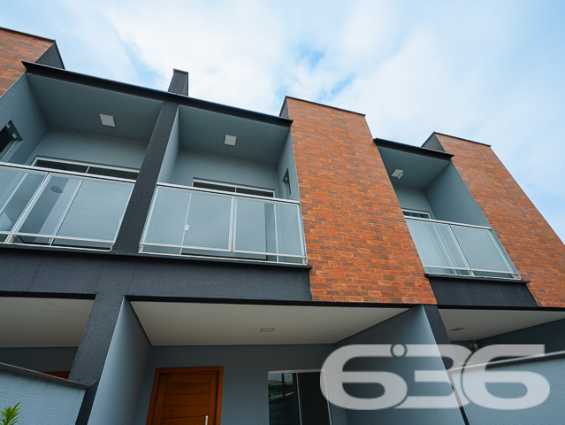 Descubra seu próximo lar em Joinville, no coração do bairro Bucarein, com a tranquilidade e a sofisticação que você merece. Apresentamos um excepcional geminado de 110m², projetado para otimizar espaço e conforto. sta residência oferece uma experiência única de moradia, combinando praticidade e estilo moderno.
Este geminado oferece uma arquitetura sofisticada e um layout pensado para otimizar cada espaço. O piso inferior é revestido em porcelanato de alta qualidade, proporcionando um ambiente elegante e fácil de limpar. A sala de estar é ampla, perfeita para receber visitas e decorar ao seu gosto. A cozinha, integrada com a sala de jantar, cria um ambiente acolhedor e ideal para momentos em família, complementada por uma área de festa com churrasqueira, promovendo o ambiente perfeito para confraternizações.
Subindo ao andar superior, acessível por uma escada de design moderno, encontram-se os espaços íntimos da residência. São dois quartos confortáveis e uma suíte, todos com instalação para ar condicionado, garantindo seu conforto em todas as estações. O piso vinílico dos quartos oferece não apenas beleza, mas também conforto térmico e acústico.
Cada detalhe foi cuidadosamente planejado, incluindo o teto rebaixado em gesso, que adiciona um toque de classe e modernidade. As duas sacadas permitem uma vista agradável do bairro, enquanto as grandes janelas garantem iluminação natural abundante durante o dia.
Este imóvel não apenas promete conveniência pela proximidade com diversas facilidades e serviços, mas também a tranquilidade de uma rua pavimentada no charmoso bairro Bucarein. A área externa é igualmente impressionante, com uma topografia plana e dimensões regulares do terreno, proporcionando um espaço ideal para futuras personalizações.
Além de duas vagas de garagem, a lavanderia independente adiciona um aspecto prático essencial para a organização doméstica. Este imóvel não é apenas uma casa, mas um espaço para criar memórias duradouras.
Este geminado representa uma oportunidade incrível para quem busca uma residência moderna com todas as comodidades necessárias para um estilo de vida contemporâneo e dinâmico. Agende sua visita e venha conhecer o potencial completo deste magnífico imóvel em Joinville. Com a 636 Negócios Imobiliários, você descobre que a perfeição e a qualidade caminham juntas em cada detalhe do seu futuro lar.
636 NEGÓCIOS IMOBILIÁRIOS: A SUA MELHOR ESCOLHA
Com mais de 30 anos de experiência, a 636 Negócios Imobiliários é sua parceira ideal para encontrar o imóvel perfeito. Estamos prontos para ajudá-lo a fazer deste imóvel o seu novo lar.
Telefone: (47) 3451-0636
WhatsApp: (47) 99190-0636
Não perca esta oportunidade única. Visite nosso site para mais informações: i636.com.br