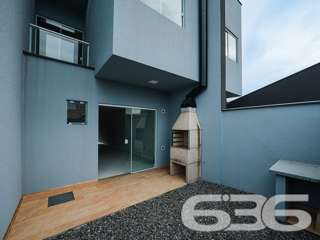 Descubra seu próximo lar em Joinville, no coração do bairro Bucarein, com a tranquilidade e a sofisticação que você merece. Apresentamos um excepcional geminado de 110m², projetado para otimizar espaço e conforto. sta residência oferece uma experiência única de moradia, combinando praticidade e estilo moderno.
Este geminado oferece uma arquitetura sofisticada e um layout pensado para otimizar cada espaço. O piso inferior é revestido em porcelanato de alta qualidade, proporcionando um ambiente elegante e fácil de limpar. A sala de estar é ampla, perfeita para receber visitas e decorar ao seu gosto. A cozinha, integrada com a sala de jantar, cria um ambiente acolhedor e ideal para momentos em família, complementada por uma área de festa com churrasqueira, promovendo o ambiente perfeito para confraternizações.
Subindo ao andar superior, acessível por uma escada de design moderno, encontram-se os espaços íntimos da residência. São dois quartos confortáveis e uma suíte, todos com instalação para ar condicionado, garantindo seu conforto em todas as estações. O piso vinílico dos quartos oferece não apenas beleza, mas também conforto térmico e acústico.
Cada detalhe foi cuidadosamente planejado, incluindo o teto rebaixado em gesso, que adiciona um toque de classe e modernidade. As duas sacadas permitem uma vista agradável do bairro, enquanto as grandes janelas garantem iluminação natural abundante durante o dia.
Este imóvel não apenas promete conveniência pela proximidade com diversas facilidades e serviços, mas também a tranquilidade de uma rua pavimentada no charmoso bairro Bucarein. A área externa é igualmente impressionante, com uma topografia plana e dimensões regulares do terreno, proporcionando um espaço ideal para futuras personalizações.
Além de duas vagas de garagem, a lavanderia independente adiciona um aspecto prático essencial para a organização doméstica. Este imóvel não é apenas uma casa, mas um espaço para criar memórias duradouras.
Este geminado representa uma oportunidade incrível para quem busca uma residência moderna com todas as comodidades necessárias para um estilo de vida contemporâneo e dinâmico. Agende sua visita e venha conhecer o potencial completo deste magnífico imóvel em Joinville. Com a 636 Negócios Imobiliários, você descobre que a perfeição e a qualidade caminham juntas em cada detalhe do seu futuro lar.
636 NEGÓCIOS IMOBILIÁRIOS: A SUA MELHOR ESCOLHA
Com mais de 30 anos de experiência, a 636 Negócios Imobiliários é sua parceira ideal para encontrar o imóvel perfeito. Estamos prontos para ajudá-lo a fazer deste imóvel o seu novo lar.
Telefone: (47) 3451-0636
WhatsApp: (47) 99190-0636
Não perca esta oportunidade única. Visite nosso site para mais informações: i636.com.br
