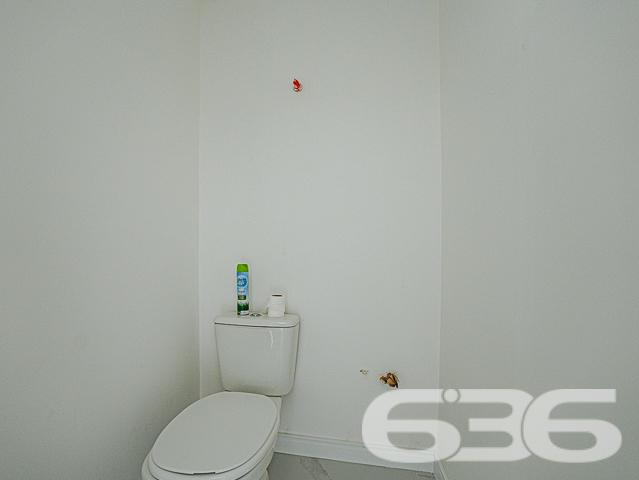 Descubra seu próximo lar em Joinville, no coração do bairro Bucarein, com a tranquilidade e a sofisticação que você merece. Apresentamos um excepcional geminado de 110m², projetado para otimizar espaço e conforto. sta residência oferece uma experiência única de moradia, combinando praticidade e estilo moderno.
Este geminado oferece uma arquitetura sofisticada e um layout pensado para otimizar cada espaço. O piso inferior é revestido em porcelanato de alta qualidade, proporcionando um ambiente elegante e fácil de limpar. A sala de estar é ampla, perfeita para receber visitas e decorar ao seu gosto. A cozinha, integrada com a sala de jantar, cria um ambiente acolhedor e ideal para momentos em família, complementada por uma área de festa com churrasqueira, promovendo o ambiente perfeito para confraternizações.
Subindo ao andar superior, acessível por uma escada de design moderno, encontram-se os espaços íntimos da residência. São dois quartos confortáveis e uma suíte, todos com instalação para ar condicionado, garantindo seu conforto em todas as estações. O piso vinílico dos quartos oferece não apenas beleza, mas também conforto térmico e acústico.
Cada detalhe foi cuidadosamente planejado, incluindo o teto rebaixado em gesso, que adiciona um toque de classe e modernidade. As duas sacadas permitem uma vista agradável do bairro, enquanto as grandes janelas garantem iluminação natural abundante durante o dia.
Este imóvel não apenas promete conveniência pela proximidade com diversas facilidades e serviços, mas também a tranquilidade de uma rua pavimentada no charmoso bairro Bucarein. A área externa é igualmente impressionante, com uma topografia plana e dimensões regulares do terreno, proporcionando um espaço ideal para futuras personalizações.
Além de duas vagas de garagem, a lavanderia independente adiciona um aspecto prático essencial para a organização doméstica. Este imóvel não é apenas uma casa, mas um espaço para criar memórias duradouras.
Este geminado representa uma oportunidade incrível para quem busca uma residência moderna com todas as comodidades necessárias para um estilo de vida contemporâneo e dinâmico. Agende sua visita e venha conhecer o potencial completo deste magnífico imóvel em Joinville. Com a 636 Negócios Imobiliários, você descobre que a perfeição e a qualidade caminham juntas em cada detalhe do seu futuro lar.
636 NEGÓCIOS IMOBILIÁRIOS: A SUA MELHOR ESCOLHA
Com mais de 30 anos de experiência, a 636 Negócios Imobiliários é sua parceira ideal para encontrar o imóvel perfeito. Estamos prontos para ajudá-lo a fazer deste imóvel o seu novo lar.
Telefone: (47) 3451-0636
WhatsApp: (47) 99190-0636
Não perca esta oportunidade única. Visite nosso site para mais informações: i636.com.br