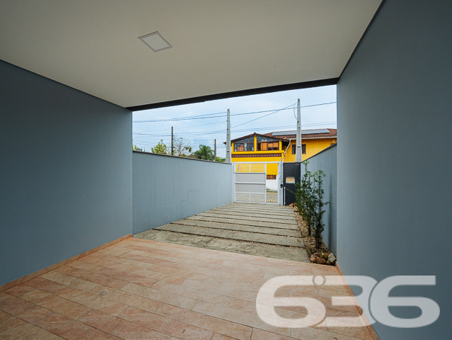 Descubra seu próximo lar em Joinville, no coração do bairro Bucarein, com a tranquilidade e a sofisticação que você merece. Apresentamos um excepcional geminado de 110m², projetado para otimizar espaço e conforto. sta residência oferece uma experiência única de moradia, combinando praticidade e estilo moderno.
Este geminado oferece uma arquitetura sofisticada e um layout pensado para otimizar cada espaço. O piso inferior é revestido em porcelanato de alta qualidade, proporcionando um ambiente elegante e fácil de limpar. A sala de estar é ampla, perfeita para receber visitas e decorar ao seu gosto. A cozinha, integrada com a sala de jantar, cria um ambiente acolhedor e ideal para momentos em família, complementada por uma área de festa com churrasqueira, promovendo o ambiente perfeito para confraternizações.
Subindo ao andar superior, acessível por uma escada de design moderno, encontram-se os espaços íntimos da residência. São dois quartos confortáveis e uma suíte, todos com instalação para ar condicionado, garantindo seu conforto em todas as estações. O piso vinílico dos quartos oferece não apenas beleza, mas também conforto térmico e acústico.
Cada detalhe foi cuidadosamente planejado, incluindo o teto rebaixado em gesso, que adiciona um toque de classe e modernidade. As duas sacadas permitem uma vista agradável do bairro, enquanto as grandes janelas garantem iluminação natural abundante durante o dia.
Este imóvel não apenas promete conveniência pela proximidade com diversas facilidades e serviços, mas também a tranquilidade de uma rua pavimentada no charmoso bairro Bucarein. A área externa é igualmente impressionante, com uma topografia plana e dimensões regulares do terreno, proporcionando um espaço ideal para futuras personalizações.
Além de duas vagas de garagem, a lavanderia independente adiciona um aspecto prático essencial para a organização doméstica. Este imóvel não é apenas uma casa, mas um espaço para criar memórias duradouras.
Este geminado representa uma oportunidade incrível para quem busca uma residência moderna com todas as comodidades necessárias para um estilo de vida contemporâneo e dinâmico. Agende sua visita e venha conhecer o potencial completo deste magnífico imóvel em Joinville. Com a 636 Negócios Imobiliários, você descobre que a perfeição e a qualidade caminham juntas em cada detalhe do seu futuro lar.
636 NEGÓCIOS IMOBILIÁRIOS: A SUA MELHOR ESCOLHA
Com mais de 30 anos de experiência, a 636 Negócios Imobiliários é sua parceira ideal para encontrar o imóvel perfeito. Estamos prontos para ajudá-lo a fazer deste imóvel o seu novo lar.
Telefone: (47) 3451-0636
WhatsApp: (47) 99190-0636
Não perca esta oportunidade única. Visite nosso site para mais informações: i636.com.br