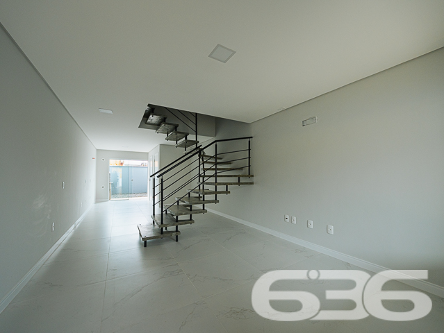 Descubra seu próximo lar em Joinville, no coração do bairro Bucarein, com a tranquilidade e a sofisticação que você merece. Apresentamos um excepcional geminado de 110m², projetado para otimizar espaço e conforto. sta residência oferece uma experiência única de moradia, combinando praticidade e estilo moderno.
Este geminado oferece uma arquitetura sofisticada e um layout pensado para otimizar cada espaço. O piso inferior é revestido em porcelanato de alta qualidade, proporcionando um ambiente elegante e fácil de limpar. A sala de estar é ampla, perfeita para receber visitas e decorar ao seu gosto. A cozinha, integrada com a sala de jantar, cria um ambiente acolhedor e ideal para momentos em família, complementada por uma área de festa com churrasqueira, promovendo o ambiente perfeito para confraternizações.
Subindo ao andar superior, acessível por uma escada de design moderno, encontram-se os espaços íntimos da residência. São dois quartos confortáveis e uma suíte, todos com instalação para ar condicionado, garantindo seu conforto em todas as estações. O piso vinílico dos quartos oferece não apenas beleza, mas também conforto térmico e acústico.
Cada detalhe foi cuidadosamente planejado, incluindo o teto rebaixado em gesso, que adiciona um toque de classe e modernidade. As duas sacadas permitem uma vista agradável do bairro, enquanto as grandes janelas garantem iluminação natural abundante durante o dia.
Este imóvel não apenas promete conveniência pela proximidade com diversas facilidades e serviços, mas também a tranquilidade de uma rua pavimentada no charmoso bairro Bucarein. A área externa é igualmente impressionante, com uma topografia plana e dimensões regulares do terreno, proporcionando um espaço ideal para futuras personalizações.
Além de duas vagas de garagem, a lavanderia independente adiciona um aspecto prático essencial para a organização doméstica. Este imóvel não é apenas uma casa, mas um espaço para criar memórias duradouras.
Este geminado representa uma oportunidade incrível para quem busca uma residência moderna com todas as comodidades necessárias para um estilo de vida contemporâneo e dinâmico. Agende sua visita e venha conhecer o potencial completo deste magnífico imóvel em Joinville. Com a 636 Negócios Imobiliários, você descobre que a perfeição e a qualidade caminham juntas em cada detalhe do seu futuro lar.
636 NEGÓCIOS IMOBILIÁRIOS: A SUA MELHOR ESCOLHA
Com mais de 30 anos de experiência, a 636 Negócios Imobiliários é sua parceira ideal para encontrar o imóvel perfeito. Estamos prontos para ajudá-lo a fazer deste imóvel o seu novo lar.
Telefone: (47) 3451-0636
WhatsApp: (47) 99190-0636
Não perca esta oportunidade única. Visite nosso site para mais informações: i636.com.br
