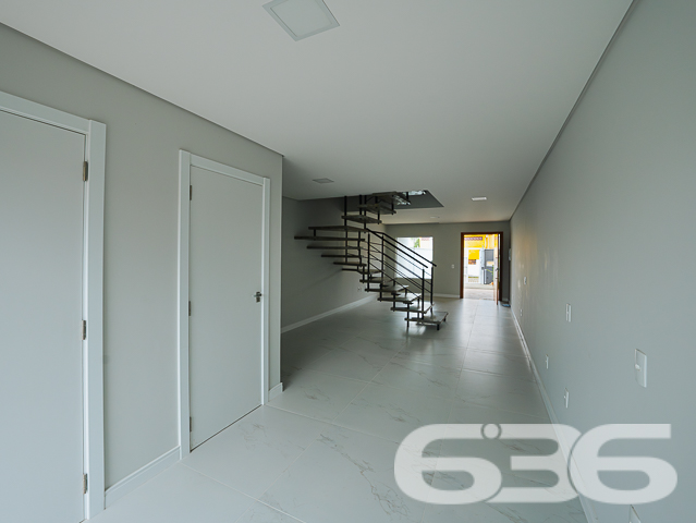 Descubra seu próximo lar em Joinville, no coração do bairro Bucarein, com a tranquilidade e a sofisticação que você merece. Apresentamos um excepcional geminado de 110m², projetado para otimizar espaço e conforto. sta residência oferece uma experiência única de moradia, combinando praticidade e estilo moderno.
Este geminado oferece uma arquitetura sofisticada e um layout pensado para otimizar cada espaço. O piso inferior é revestido em porcelanato de alta qualidade, proporcionando um ambiente elegante e fácil de limpar. A sala de estar é ampla, perfeita para receber visitas e decorar ao seu gosto. A cozinha, integrada com a sala de jantar, cria um ambiente acolhedor e ideal para momentos em família, complementada por uma área de festa com churrasqueira, promovendo o ambiente perfeito para confraternizações.
Subindo ao andar superior, acessível por uma escada de design moderno, encontram-se os espaços íntimos da residência. São dois quartos confortáveis e uma suíte, todos com instalação para ar condicionado, garantindo seu conforto em todas as estações. O piso vinílico dos quartos oferece não apenas beleza, mas também conforto térmico e acústico.
Cada detalhe foi cuidadosamente planejado, incluindo o teto rebaixado em gesso, que adiciona um toque de classe e modernidade. As duas sacadas permitem uma vista agradável do bairro, enquanto as grandes janelas garantem iluminação natural abundante durante o dia.
Este imóvel não apenas promete conveniência pela proximidade com diversas facilidades e serviços, mas também a tranquilidade de uma rua pavimentada no charmoso bairro Bucarein. A área externa é igualmente impressionante, com uma topografia plana e dimensões regulares do terreno, proporcionando um espaço ideal para futuras personalizações.
Além de duas vagas de garagem, a lavanderia independente adiciona um aspecto prático essencial para a organização doméstica. Este imóvel não é apenas uma casa, mas um espaço para criar memórias duradouras.
Este geminado representa uma oportunidade incrível para quem busca uma residência moderna com todas as comodidades necessárias para um estilo de vida contemporâneo e dinâmico. Agende sua visita e venha conhecer o potencial completo deste magnífico imóvel em Joinville. Com a 636 Negócios Imobiliários, você descobre que a perfeição e a qualidade caminham juntas em cada detalhe do seu futuro lar.
636 NEGÓCIOS IMOBILIÁRIOS: A SUA MELHOR ESCOLHA
Com mais de 30 anos de experiência, a 636 Negócios Imobiliários é sua parceira ideal para encontrar o imóvel perfeito. Estamos prontos para ajudá-lo a fazer deste imóvel o seu novo lar.
Telefone: (47) 3451-0636
WhatsApp: (47) 99190-0636
Não perca esta oportunidade única. Visite nosso site para mais informações: i636.com.br