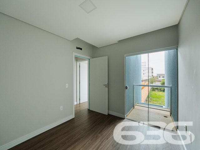 Descubra seu próximo lar em Joinville, no coração do bairro Bucarein, com a tranquilidade e a sofisticação que você merece. Apresentamos um excepcional geminado de 110m², projetado para otimizar espaço e conforto. sta residência oferece uma experiência única de moradia, combinando praticidade e estilo moderno.
Este geminado oferece uma arquitetura sofisticada e um layout pensado para otimizar cada espaço. O piso inferior é revestido em porcelanato de alta qualidade, proporcionando um ambiente elegante e fácil de limpar. A sala de estar é ampla, perfeita para receber visitas e decorar ao seu gosto. A cozinha, integrada com a sala de jantar, cria um ambiente acolhedor e ideal para momentos em família, complementada por uma área de festa com churrasqueira, promovendo o ambiente perfeito para confraternizações.
Subindo ao andar superior, acessível por uma escada de design moderno, encontram-se os espaços íntimos da residência. São dois quartos confortáveis e uma suíte, todos com instalação para ar condicionado, garantindo seu conforto em todas as estações. O piso vinílico dos quartos oferece não apenas beleza, mas também conforto térmico e acústico.
Cada detalhe foi cuidadosamente planejado, incluindo o teto rebaixado em gesso, que adiciona um toque de classe e modernidade. As duas sacadas permitem uma vista agradável do bairro, enquanto as grandes janelas garantem iluminação natural abundante durante o dia.
Este imóvel não apenas promete conveniência pela proximidade com diversas facilidades e serviços, mas também a tranquilidade de uma rua pavimentada no charmoso bairro Bucarein. A área externa é igualmente impressionante, com uma topografia plana e dimensões regulares do terreno, proporcionando um espaço ideal para futuras personalizações.
Além de duas vagas de garagem, a lavanderia independente adiciona um aspecto prático essencial para a organização doméstica. Este imóvel não é apenas uma casa, mas um espaço para criar memórias duradouras.
Este geminado representa uma oportunidade incrível para quem busca uma residência moderna com todas as comodidades necessárias para um estilo de vida contemporâneo e dinâmico. Agende sua visita e venha conhecer o potencial completo deste magnífico imóvel em Joinville. Com a 636 Negócios Imobiliários, você descobre que a perfeição e a qualidade caminham juntas em cada detalhe do seu futuro lar.
636 NEGÓCIOS IMOBILIÁRIOS: A SUA MELHOR ESCOLHA
Com mais de 30 anos de experiência, a 636 Negócios Imobiliários é sua parceira ideal para encontrar o imóvel perfeito. Estamos prontos para ajudá-lo a fazer deste imóvel o seu novo lar.
Telefone: (47) 3451-0636
WhatsApp: (47) 99190-0636
Não perca esta oportunidade única. Visite nosso site para mais informações: i636.com.br