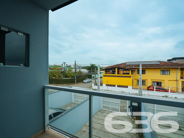 Descubra seu próximo lar em Joinville, no coração do bairro Bucarein, com a tranquilidade e a sofisticação que você merece. Apresentamos um excepcional geminado de 110m², projetado para otimizar espaço e conforto. sta residência oferece uma experiência única de moradia, combinando praticidade e estilo moderno.
Este geminado oferece uma arquitetura sofisticada e um layout pensado para otimizar cada espaço. O piso inferior é revestido em porcelanato de alta qualidade, proporcionando um ambiente elegante e fácil de limpar. A sala de estar é ampla, perfeita para receber visitas e decorar ao seu gosto. A cozinha, integrada com a sala de jantar, cria um ambiente acolhedor e ideal para momentos em família, complementada por uma área de festa com churrasqueira, promovendo o ambiente perfeito para confraternizações.
Subindo ao andar superior, acessível por uma escada de design moderno, encontram-se os espaços íntimos da residência. São dois quartos confortáveis e uma suíte, todos com instalação para ar condicionado, garantindo seu conforto em todas as estações. O piso vinílico dos quartos oferece não apenas beleza, mas também conforto térmico e acústico.
Cada detalhe foi cuidadosamente planejado, incluindo o teto rebaixado em gesso, que adiciona um toque de classe e modernidade. As duas sacadas permitem uma vista agradável do bairro, enquanto as grandes janelas garantem iluminação natural abundante durante o dia.
Este imóvel não apenas promete conveniência pela proximidade com diversas facilidades e serviços, mas também a tranquilidade de uma rua pavimentada no charmoso bairro Bucarein. A área externa é igualmente impressionante, com uma topografia plana e dimensões regulares do terreno, proporcionando um espaço ideal para futuras personalizações.
Além de duas vagas de garagem, a lavanderia independente adiciona um aspecto prático essencial para a organização doméstica. Este imóvel não é apenas uma casa, mas um espaço para criar memórias duradouras.
Este geminado representa uma oportunidade incrível para quem busca uma residência moderna com todas as comodidades necessárias para um estilo de vida contemporâneo e dinâmico. Agende sua visita e venha conhecer o potencial completo deste magnífico imóvel em Joinville. Com a 636 Negócios Imobiliários, você descobre que a perfeição e a qualidade caminham juntas em cada detalhe do seu futuro lar.
636 NEGÓCIOS IMOBILIÁRIOS: A SUA MELHOR ESCOLHA
Com mais de 30 anos de experiência, a 636 Negócios Imobiliários é sua parceira ideal para encontrar o imóvel perfeito. Estamos prontos para ajudá-lo a fazer deste imóvel o seu novo lar.
Telefone: (47) 3451-0636
WhatsApp: (47) 99190-0636
Não perca esta oportunidade única. Visite nosso site para mais informações: i636.com.br