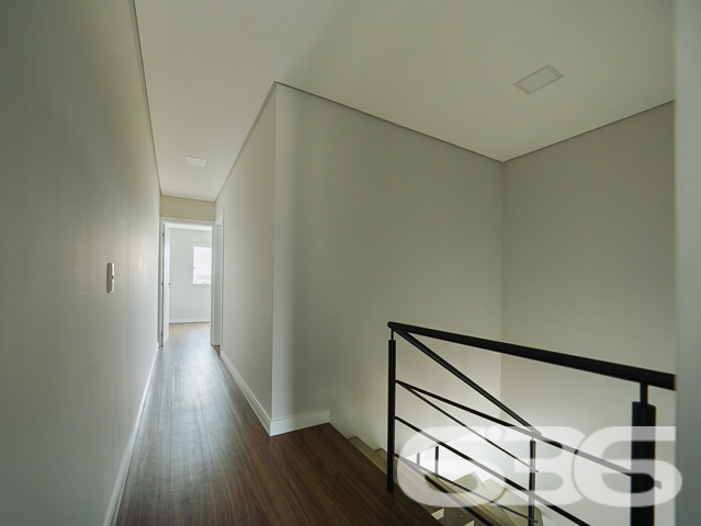 Descubra seu próximo lar em Joinville, no coração do bairro Bucarein, com a tranquilidade e a sofisticação que você merece. Apresentamos um excepcional geminado de 110m², projetado para otimizar espaço e conforto. sta residência oferece uma experiência única de moradia, combinando praticidade e estilo moderno.
Este geminado oferece uma arquitetura sofisticada e um layout pensado para otimizar cada espaço. O piso inferior é revestido em porcelanato de alta qualidade, proporcionando um ambiente elegante e fácil de limpar. A sala de estar é ampla, perfeita para receber visitas e decorar ao seu gosto. A cozinha, integrada com a sala de jantar, cria um ambiente acolhedor e ideal para momentos em família, complementada por uma área de festa com churrasqueira, promovendo o ambiente perfeito para confraternizações.
Subindo ao andar superior, acessível por uma escada de design moderno, encontram-se os espaços íntimos da residência. São dois quartos confortáveis e uma suíte, todos com instalação para ar condicionado, garantindo seu conforto em todas as estações. O piso vinílico dos quartos oferece não apenas beleza, mas também conforto térmico e acústico.
Cada detalhe foi cuidadosamente planejado, incluindo o teto rebaixado em gesso, que adiciona um toque de classe e modernidade. As duas sacadas permitem uma vista agradável do bairro, enquanto as grandes janelas garantem iluminação natural abundante durante o dia.
Este imóvel não apenas promete conveniência pela proximidade com diversas facilidades e serviços, mas também a tranquilidade de uma rua pavimentada no charmoso bairro Bucarein. A área externa é igualmente impressionante, com uma topografia plana e dimensões regulares do terreno, proporcionando um espaço ideal para futuras personalizações.
Além de duas vagas de garagem, a lavanderia independente adiciona um aspecto prático essencial para a organização doméstica. Este imóvel não é apenas uma casa, mas um espaço para criar memórias duradouras.
Este geminado representa uma oportunidade incrível para quem busca uma residência moderna com todas as comodidades necessárias para um estilo de vida contemporâneo e dinâmico. Agende sua visita e venha conhecer o potencial completo deste magnífico imóvel em Joinville. Com a 636 Negócios Imobiliários, você descobre que a perfeição e a qualidade caminham juntas em cada detalhe do seu futuro lar.
636 NEGÓCIOS IMOBILIÁRIOS: A SUA MELHOR ESCOLHA
Com mais de 30 anos de experiência, a 636 Negócios Imobiliários é sua parceira ideal para encontrar o imóvel perfeito. Estamos prontos para ajudá-lo a fazer deste imóvel o seu novo lar.
Telefone: (47) 3451-0636
WhatsApp: (47) 99190-0636
Não perca esta oportunidade única. Visite nosso site para mais informações: i636.com.br