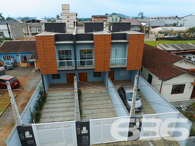Descubra seu próximo lar em Joinville, no coração do bairro Bucarein, com a tranquilidade e a sofisticação que você merece. Apresentamos um excepcional geminado de 110m², projetado para otimizar espaço e conforto. sta residência oferece uma experiência única de moradia, combinando praticidade e estilo moderno.
Este geminado oferece uma arquitetura sofisticada e um layout pensado para otimizar cada espaço. O piso inferior é revestido em porcelanato de alta qualidade, proporcionando um ambiente elegante e fácil de limpar. A sala de estar é ampla, perfeita para receber visitas e decorar ao seu gosto. A cozinha, integrada com a sala de jantar, cria um ambiente acolhedor e ideal para momentos em família, complementada por uma área de festa com churrasqueira, promovendo o ambiente perfeito para confraternizações.
Subindo ao andar superior, acessível por uma escada de design moderno, encontram-se os espaços íntimos da residência. São dois quartos confortáveis e uma suíte, todos com instalação para ar condicionado, garantindo seu conforto em todas as estações. O piso vinílico dos quartos oferece não apenas beleza, mas também conforto térmico e acústico.
Cada detalhe foi cuidadosamente planejado, incluindo o teto rebaixado em gesso, que adiciona um toque de classe e modernidade. As duas sacadas permitem uma vista agradável do bairro, enquanto as grandes janelas garantem iluminação natural abundante durante o dia.
Este imóvel não apenas promete conveniência pela proximidade com diversas facilidades e serviços, mas também a tranquilidade de uma rua pavimentada no charmoso bairro Bucarein. A área externa é igualmente impressionante, com uma topografia plana e dimensões regulares do terreno, proporcionando um espaço ideal para futuras personalizações.
Além de duas vagas de garagem, a lavanderia independente adiciona um aspecto prático essencial para a organização doméstica. Este imóvel não é apenas uma casa, mas um espaço para criar memórias duradouras.
Este geminado representa uma oportunidade incrível para quem busca uma residência moderna com todas as comodidades necessárias para um estilo de vida contemporâneo e dinâmico. Agende sua visita e venha conhecer o potencial completo deste magnífico imóvel em Joinville. Com a 636 Negócios Imobiliários, você descobre que a perfeição e a qualidade caminham juntas em cada detalhe do seu futuro lar.
636 NEGÓCIOS IMOBILIÁRIOS: A SUA MELHOR ESCOLHA
Com mais de 30 anos de experiência, a 636 Negócios Imobiliários é sua parceira ideal para encontrar o imóvel perfeito. Estamos prontos para ajudá-lo a fazer deste imóvel o seu novo lar.
Telefone: (47) 3451-0636
WhatsApp: (47) 99190-0636
Não perca esta oportunidade única. Visite nosso site para mais informações: i636.com.br