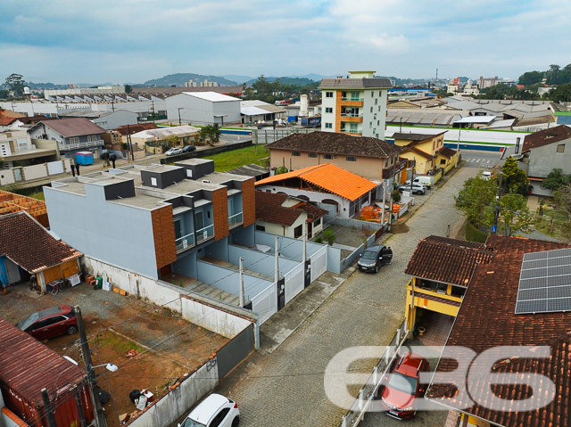 Descubra seu próximo lar em Joinville, no coração do bairro Bucarein, com a tranquilidade e a sofisticação que você merece. Apresentamos um excepcional geminado de 110m², projetado para otimizar espaço e conforto. sta residência oferece uma experiência única de moradia, combinando praticidade e estilo moderno.
Este geminado oferece uma arquitetura sofisticada e um layout pensado para otimizar cada espaço. O piso inferior é revestido em porcelanato de alta qualidade, proporcionando um ambiente elegante e fácil de limpar. A sala de estar é ampla, perfeita para receber visitas e decorar ao seu gosto. A cozinha, integrada com a sala de jantar, cria um ambiente acolhedor e ideal para momentos em família, complementada por uma área de festa com churrasqueira, promovendo o ambiente perfeito para confraternizações.
Subindo ao andar superior, acessível por uma escada de design moderno, encontram-se os espaços íntimos da residência. São dois quartos confortáveis e uma suíte, todos com instalação para ar condicionado, garantindo seu conforto em todas as estações. O piso vinílico dos quartos oferece não apenas beleza, mas também conforto térmico e acústico.
Cada detalhe foi cuidadosamente planejado, incluindo o teto rebaixado em gesso, que adiciona um toque de classe e modernidade. As duas sacadas permitem uma vista agradável do bairro, enquanto as grandes janelas garantem iluminação natural abundante durante o dia.
Este imóvel não apenas promete conveniência pela proximidade com diversas facilidades e serviços, mas também a tranquilidade de uma rua pavimentada no charmoso bairro Bucarein. A área externa é igualmente impressionante, com uma topografia plana e dimensões regulares do terreno, proporcionando um espaço ideal para futuras personalizações.
Além de duas vagas de garagem, a lavanderia independente adiciona um aspecto prático essencial para a organização doméstica. Este imóvel não é apenas uma casa, mas um espaço para criar memórias duradouras.
Este geminado representa uma oportunidade incrível para quem busca uma residência moderna com todas as comodidades necessárias para um estilo de vida contemporâneo e dinâmico. Agende sua visita e venha conhecer o potencial completo deste magnífico imóvel em Joinville. Com a 636 Negócios Imobiliários, você descobre que a perfeição e a qualidade caminham juntas em cada detalhe do seu futuro lar.
636 NEGÓCIOS IMOBILIÁRIOS: A SUA MELHOR ESCOLHA
Com mais de 30 anos de experiência, a 636 Negócios Imobiliários é sua parceira ideal para encontrar o imóvel perfeito. Estamos prontos para ajudá-lo a fazer deste imóvel o seu novo lar.
Telefone: (47) 3451-0636
WhatsApp: (47) 99190-0636
Não perca esta oportunidade única. Visite nosso site para mais informações: i636.com.br