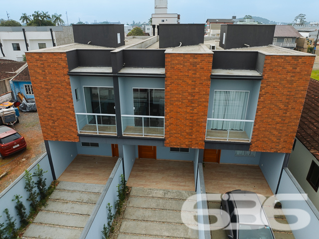 Descubra seu próximo lar em Joinville, no coração do bairro Bucarein, com a tranquilidade e a sofisticação que você merece. Apresentamos um excepcional geminado de 110m², projetado para otimizar espaço e conforto. sta residência oferece uma experiência única de moradia, combinando praticidade e estilo moderno.
Este geminado oferece uma arquitetura sofisticada e um layout pensado para otimizar cada espaço. O piso inferior é revestido em porcelanato de alta qualidade, proporcionando um ambiente elegante e fácil de limpar. A sala de estar é ampla, perfeita para receber visitas e decorar ao seu gosto. A cozinha, integrada com a sala de jantar, cria um ambiente acolhedor e ideal para momentos em família, complementada por uma área de festa com churrasqueira, promovendo o ambiente perfeito para confraternizações.
Subindo ao andar superior, acessível por uma escada de design moderno, encontram-se os espaços íntimos da residência. São dois quartos confortáveis e uma suíte, todos com instalação para ar condicionado, garantindo seu conforto em todas as estações. O piso vinílico dos quartos oferece não apenas beleza, mas também conforto térmico e acústico.
Cada detalhe foi cuidadosamente planejado, incluindo o teto rebaixado em gesso, que adiciona um toque de classe e modernidade. As duas sacadas permitem uma vista agradável do bairro, enquanto as grandes janelas garantem iluminação natural abundante durante o dia.
Este imóvel não apenas promete conveniência pela proximidade com diversas facilidades e serviços, mas também a tranquilidade de uma rua pavimentada no charmoso bairro Bucarein. A área externa é igualmente impressionante, com uma topografia plana e dimensões regulares do terreno, proporcionando um espaço ideal para futuras personalizações.
Além de duas vagas de garagem, a lavanderia independente adiciona um aspecto prático essencial para a organização doméstica. Este imóvel não é apenas uma casa, mas um espaço para criar memórias duradouras.
Este geminado representa uma oportunidade incrível para quem busca uma residência moderna com todas as comodidades necessárias para um estilo de vida contemporâneo e dinâmico. Agende sua visita e venha conhecer o potencial completo deste magnífico imóvel em Joinville. Com a 636 Negócios Imobiliários, você descobre que a perfeição e a qualidade caminham juntas em cada detalhe do seu futuro lar.
636 NEGÓCIOS IMOBILIÁRIOS: A SUA MELHOR ESCOLHA
Com mais de 30 anos de experiência, a 636 Negócios Imobiliários é sua parceira ideal para encontrar o imóvel perfeito. Estamos prontos para ajudá-lo a fazer deste imóvel o seu novo lar.
Telefone: (47) 3451-0636
WhatsApp: (47) 99190-0636
Não perca esta oportunidade única. Visite nosso site para mais informações: i636.com.br