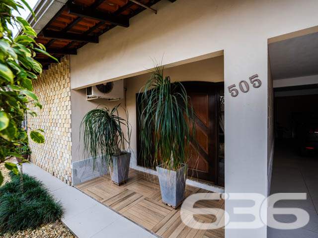 Descubra o equilíbrio perfeito entre conforto e conveniência nesta residência exemplar, situada no pacato Bairro Fátima em Joinville, SC. Este imóvel oferece um ambiente espaçoso com 190,00m² de área construída em um terreno plano de 360,00m², garantindo privacidade e espaço para toda a família.

Ao adentrar a residência, você será recebido por um amplo corredor que conduz às várias dependências da casa, marcado por uma iluminação suave que ressalta a tranquilidade do ambiente. A sala de estar, com seu piso de madeira é um convite para relaxar, enquanto a sacada proporciona um espaço agradável para desfrutar de momentos ao ar livre.

No piso superior, a visão panorâmica da sala de jantar conecta-se à cozinha, criando um ambiente aberto e acolhedor, ideal para reuniões familiares. A cozinha, prática e bem equipada, inclui móveis planejados e modernos que promovem uma experiência culinária prazerosa.

A área de lazer não deixa a desejar, com uma área de festas equipada com churrasqueira, onde você pode hospedar eventos memoráveis com conforto e estilo. O jardim bem cuidado complementa a área externa, oferecendo um retiro pacífico e privativo.

O imóvel conta ainda com três dormitórios e duas suítes, cada uma apresentando um espaço generoso e acolhedor. Os cinco banheiros da casa garantem a funcionalidade e a privacidade para todos os moradores e visitantes.

Detalhes técnicos como o portão eletrônico e o interfone reforçam a segurança da residência, enquanto a proximidade com vias de acesso, transporte público e escolas enfatizam a conveniência desta localização.

Oferecendo tanto garagens cobertas quanto descobertas, a propriedade atende perfeitamente às necessidades de estacionamento e acessibilidade. Experimente o melhor de Joinville nesta casa esplêndida, pronta para criar memórias duradouras.

Explore o potencial completo desta residência visitando-a pessoalmente. Agende sua visita com a 636 Negócios Imobiliários e venha conhecer seu novo lar.
 
636 NEGÓCIOS IMOBILIÁRIOS: A SUA MELHOR ESCOLHA
Com mais de 30 anos de experiência, a 636 Negócios Imobiliários é sua parceira ideal para encontrar o imóvel perfeito. Estamos prontos para ajudá-lo a fazer deste imóvel o seu novo lar.
 
Telefone: (47) 3451-0636
WhatsApp: (47) 99190-0636
 
Não perca esta oportunidade única. Visite nosso site para mais informações: i636.com.br