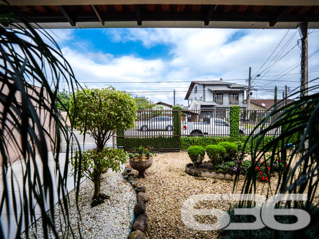 Descubra o equilíbrio perfeito entre conforto e conveniência nesta residência exemplar, situada no pacato Bairro Fátima em Joinville, SC. Este imóvel oferece um ambiente espaçoso com 190,00m² de área construída em um terreno plano de 360,00m², garantindo privacidade e espaço para toda a família.

Ao adentrar a residência, você será recebido por um amplo corredor que conduz às várias dependências da casa, marcado por uma iluminação suave que ressalta a tranquilidade do ambiente. A sala de estar, com seu piso de madeira é um convite para relaxar, enquanto a sacada proporciona um espaço agradável para desfrutar de momentos ao ar livre.

No piso superior, a visão panorâmica da sala de jantar conecta-se à cozinha, criando um ambiente aberto e acolhedor, ideal para reuniões familiares. A cozinha, prática e bem equipada, inclui móveis planejados e modernos que promovem uma experiência culinária prazerosa.

A área de lazer não deixa a desejar, com uma área de festas equipada com churrasqueira, onde você pode hospedar eventos memoráveis com conforto e estilo. O jardim bem cuidado complementa a área externa, oferecendo um retiro pacífico e privativo.

O imóvel conta ainda com três dormitórios e duas suítes, cada uma apresentando um espaço generoso e acolhedor. Os cinco banheiros da casa garantem a funcionalidade e a privacidade para todos os moradores e visitantes.

Detalhes técnicos como o portão eletrônico e o interfone reforçam a segurança da residência, enquanto a proximidade com vias de acesso, transporte público e escolas enfatizam a conveniência desta localização.

Oferecendo tanto garagens cobertas quanto descobertas, a propriedade atende perfeitamente às necessidades de estacionamento e acessibilidade. Experimente o melhor de Joinville nesta casa esplêndida, pronta para criar memórias duradouras.

Explore o potencial completo desta residência visitando-a pessoalmente. Agende sua visita com a 636 Negócios Imobiliários e venha conhecer seu novo lar.
 
636 NEGÓCIOS IMOBILIÁRIOS: A SUA MELHOR ESCOLHA
Com mais de 30 anos de experiência, a 636 Negócios Imobiliários é sua parceira ideal para encontrar o imóvel perfeito. Estamos prontos para ajudá-lo a fazer deste imóvel o seu novo lar.
 
Telefone: (47) 3451-0636
WhatsApp: (47) 99190-0636
 
Não perca esta oportunidade única. Visite nosso site para mais informações: i636.com.br